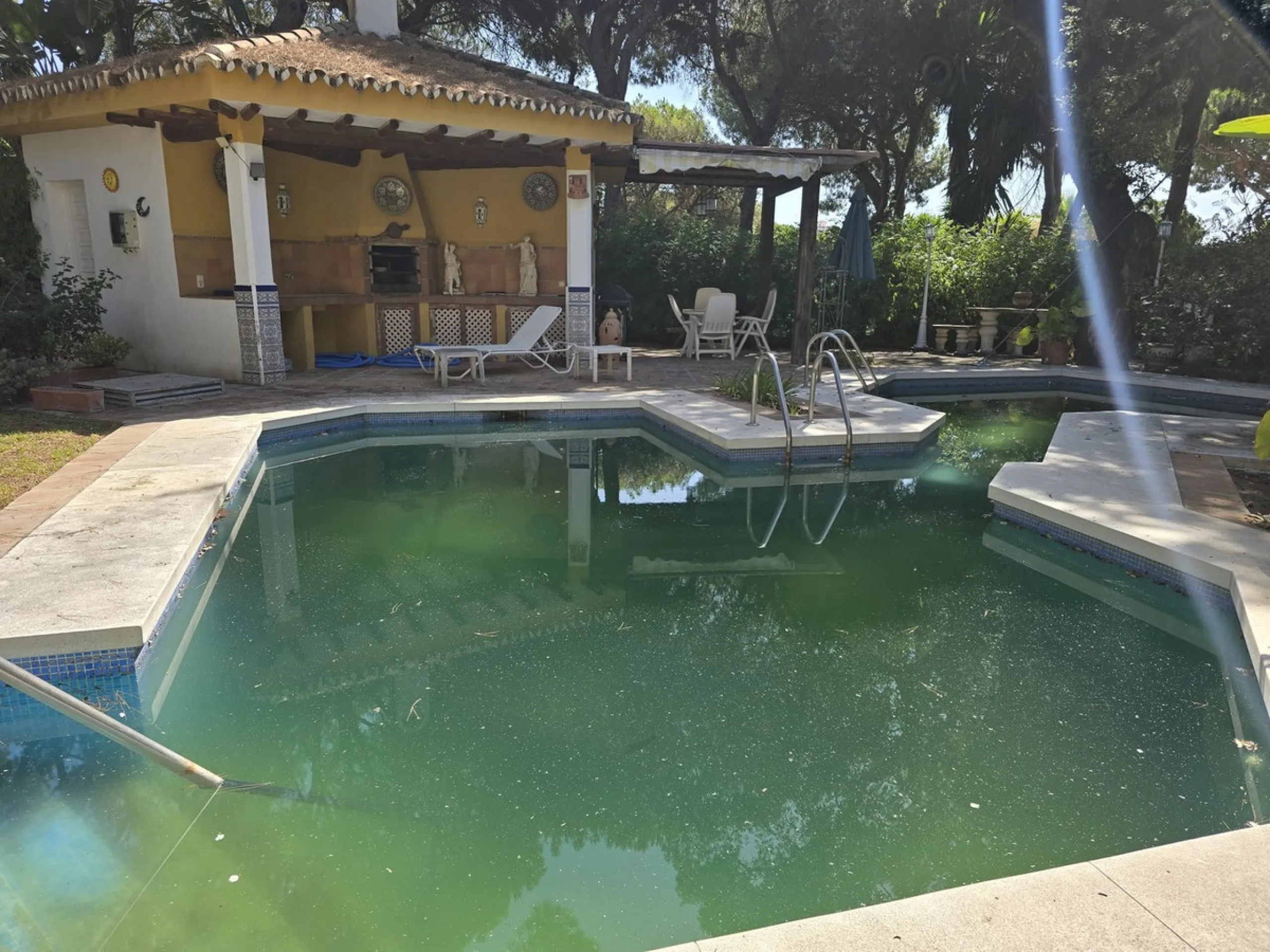 Charming south-facing villa located 400m from amenities and the beach in a prestigious area. The property boasts a large garden, swimming pool, and barbecue area, ideal for gatherings with family or friends. Its bright and spacious interior features a ful