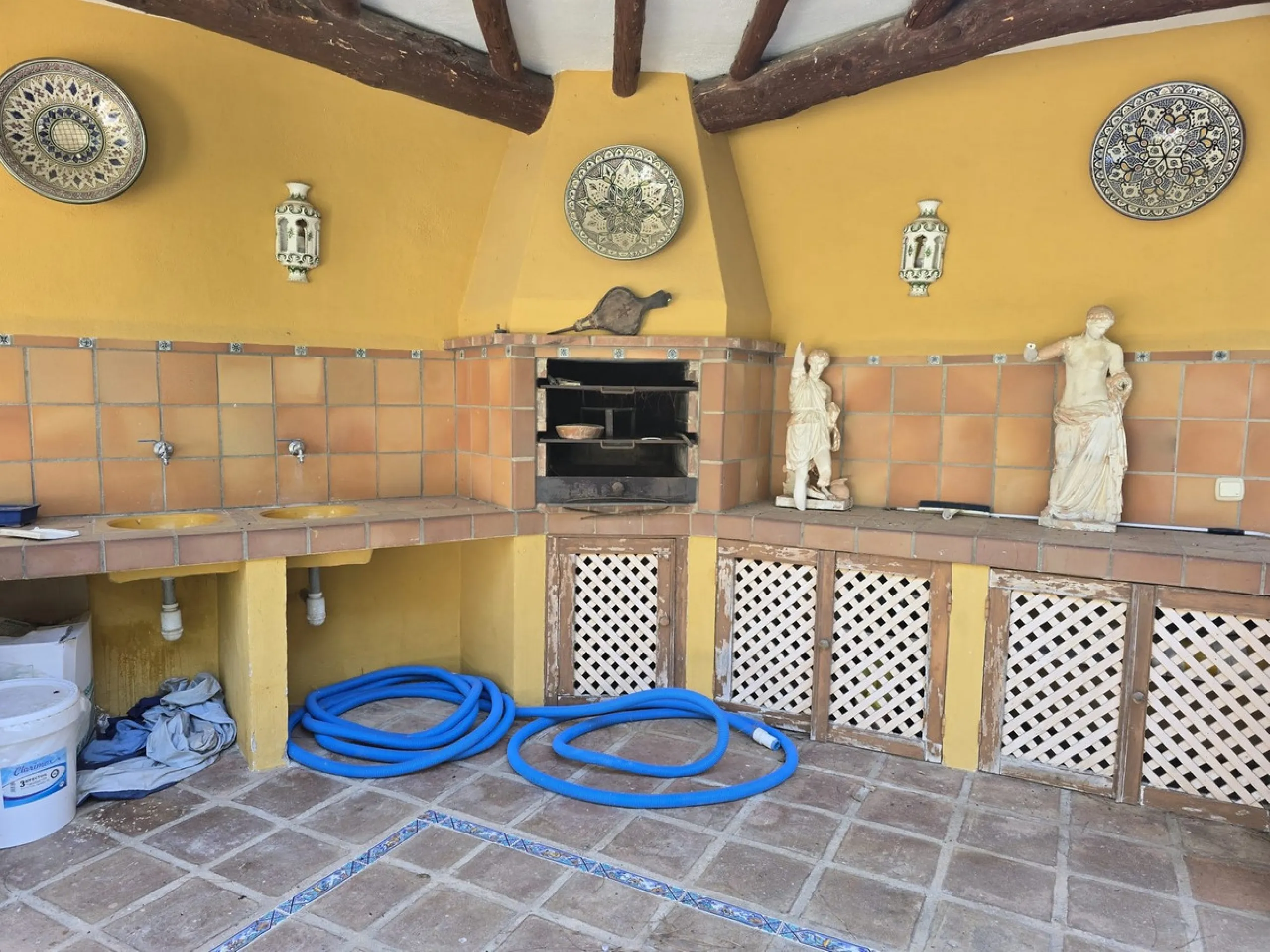 Charming south-facing villa located 400m from amenities and the beach in a prestigious area. The property boasts a large garden, swimming pool, and barbecue area, ideal for gatherings with family or friends. Its bright and spacious interior features a ful