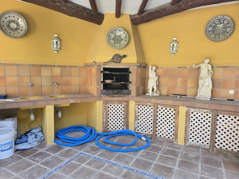 Charming south-facing villa located 400m from amenities and the beach in a prestigious area. The property boasts a large garden, swimming pool, and barbecue area, ideal for gatherings with family or friends. Its bright and spacious interior features a ful