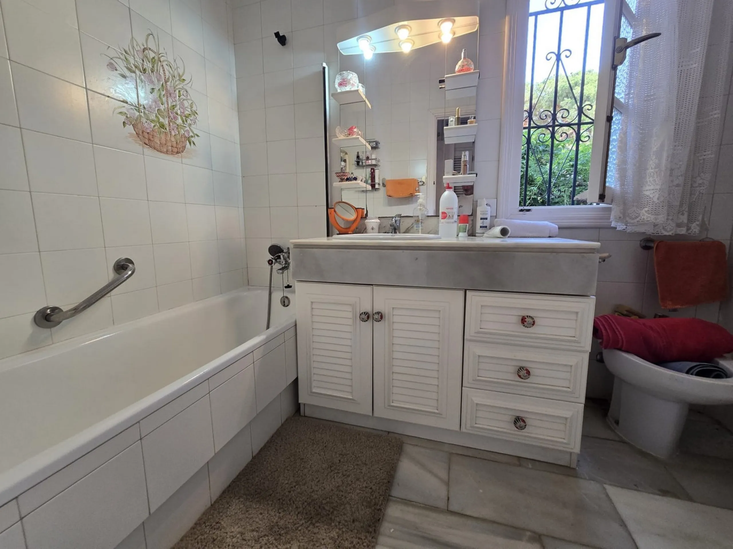 Charming south-facing villa located 400m from amenities and the beach in a prestigious area. The property boasts a large garden, swimming pool, and barbecue area, ideal for gatherings with family or friends. Its bright and spacious interior features a ful