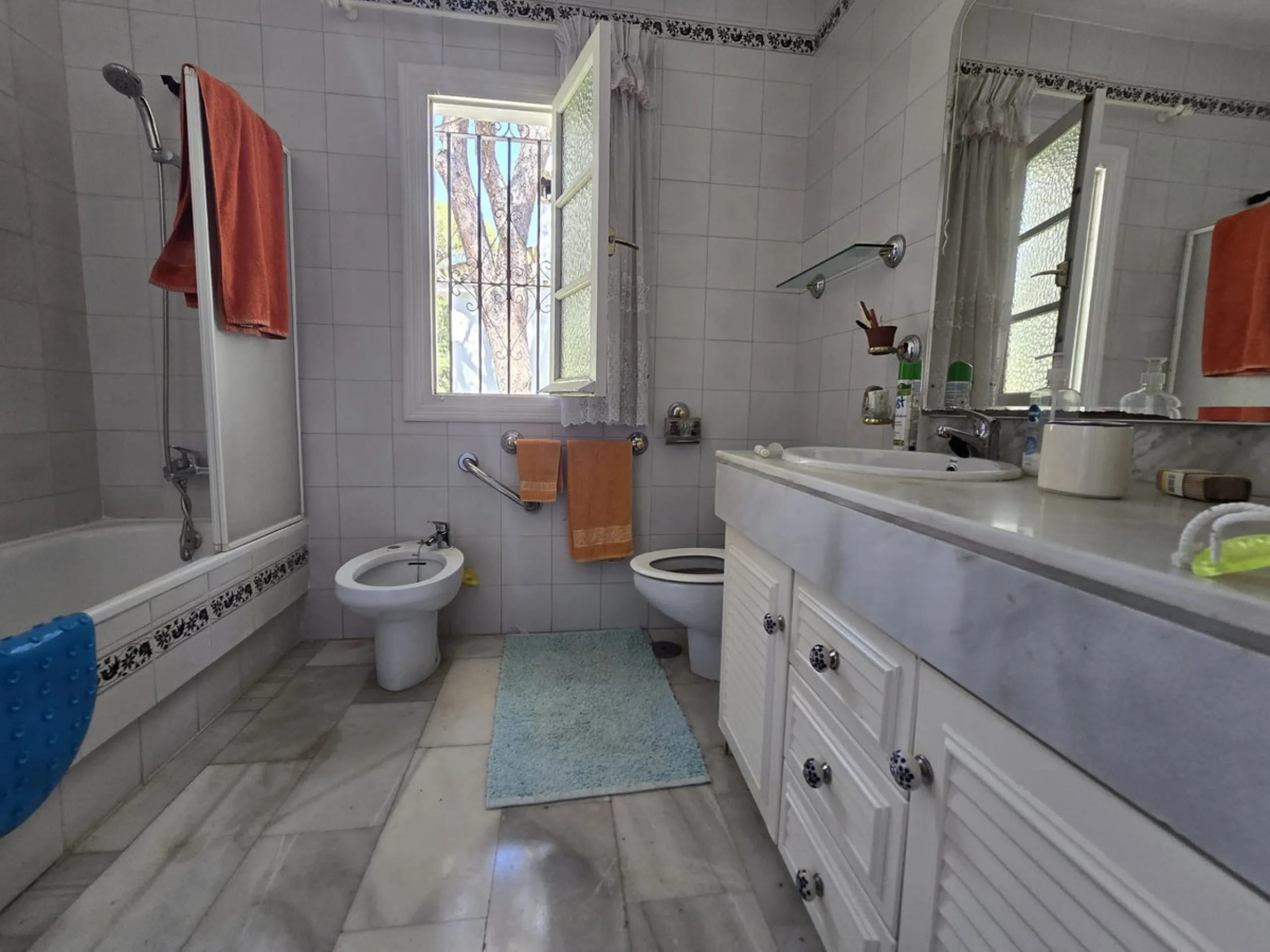 Charming south-facing villa located 400m from amenities and the beach in a prestigious area. The property boasts a large garden, swimming pool, and barbecue area, ideal for gatherings with family or friends. Its bright and spacious interior features a ful