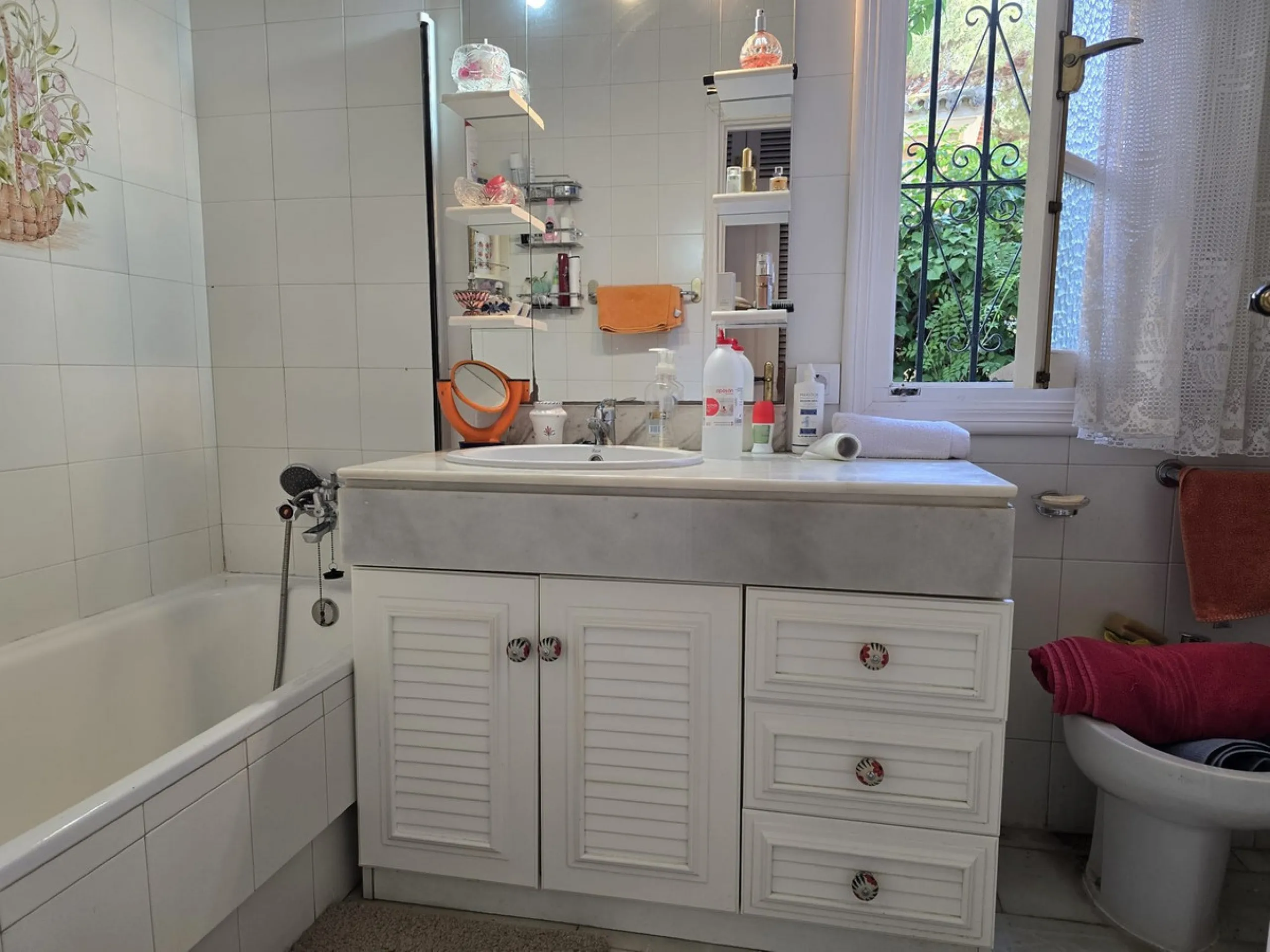 Charming south-facing villa located 400m from amenities and the beach in a prestigious area. The property boasts a large garden, swimming pool, and barbecue area, ideal for gatherings with family or friends. Its bright and spacious interior features a ful