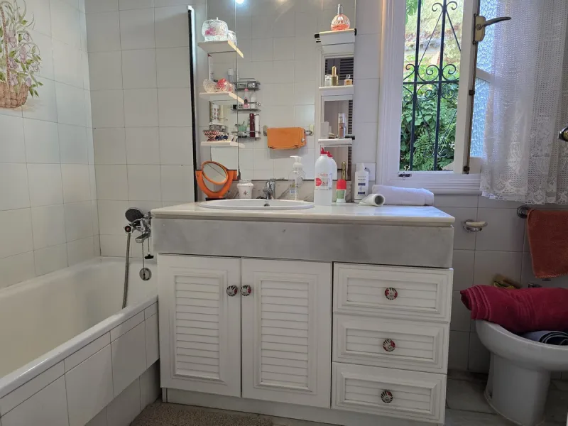 Charming south-facing villa located 400m from amenities and the beach in a prestigious area. The property boasts a large garden, swimming pool, and barbecue area, ideal for gatherings with family or friends. Its bright and spacious interior features a ful