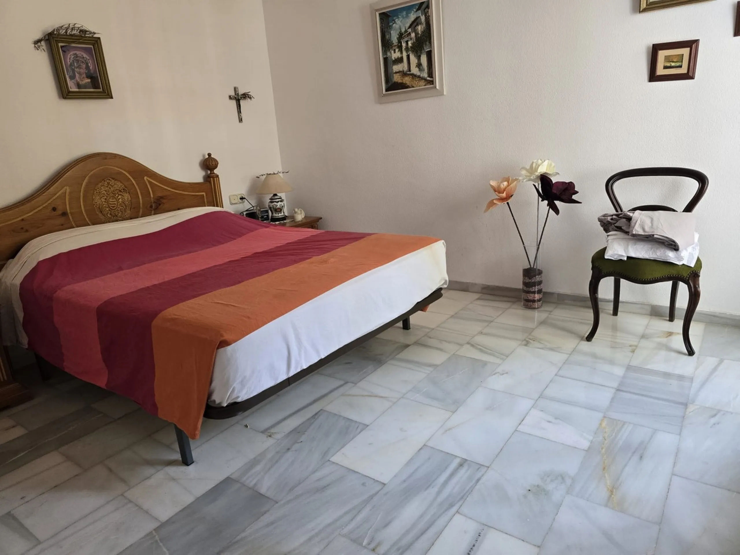 Charming south-facing villa located 400m from amenities and the beach in a prestigious area. The property boasts a large garden, swimming pool, and barbecue area, ideal for gatherings with family or friends. Its bright and spacious interior features a ful