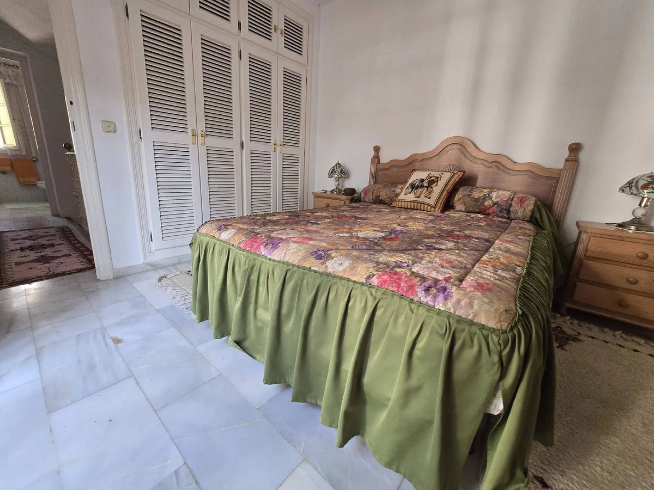 Charming south-facing villa located 400m from amenities and the beach in a prestigious area. The property boasts a large garden, swimming pool, and barbecue area, ideal for gatherings with family or friends. Its bright and spacious interior features a ful