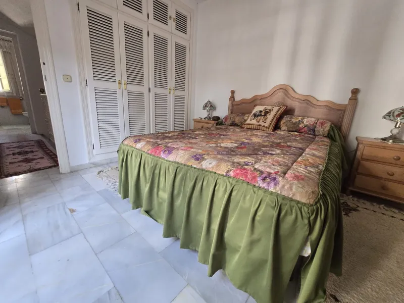 Charming south-facing villa located 400m from amenities and the beach in a prestigious area. The property boasts a large garden, swimming pool, and barbecue area, ideal for gatherings with family or friends. Its bright and spacious interior features a ful