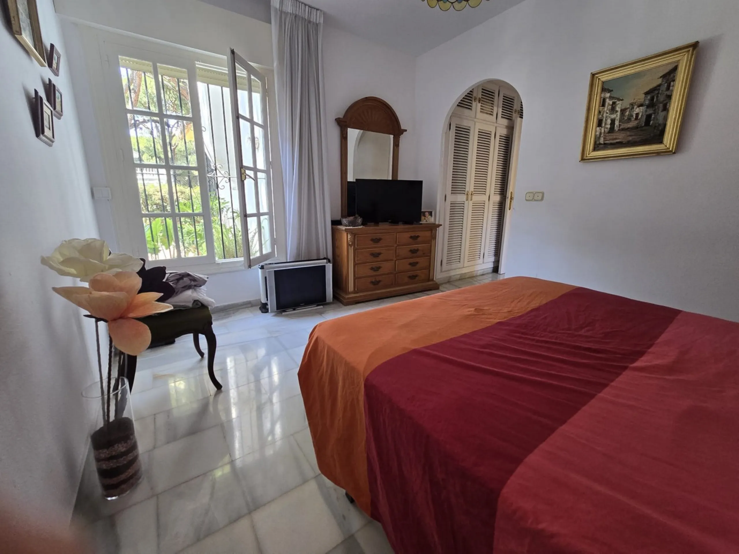 Charming south-facing villa located 400m from amenities and the beach in a prestigious area. The property boasts a large garden, swimming pool, and barbecue area, ideal for gatherings with family or friends. Its bright and spacious interior features a ful