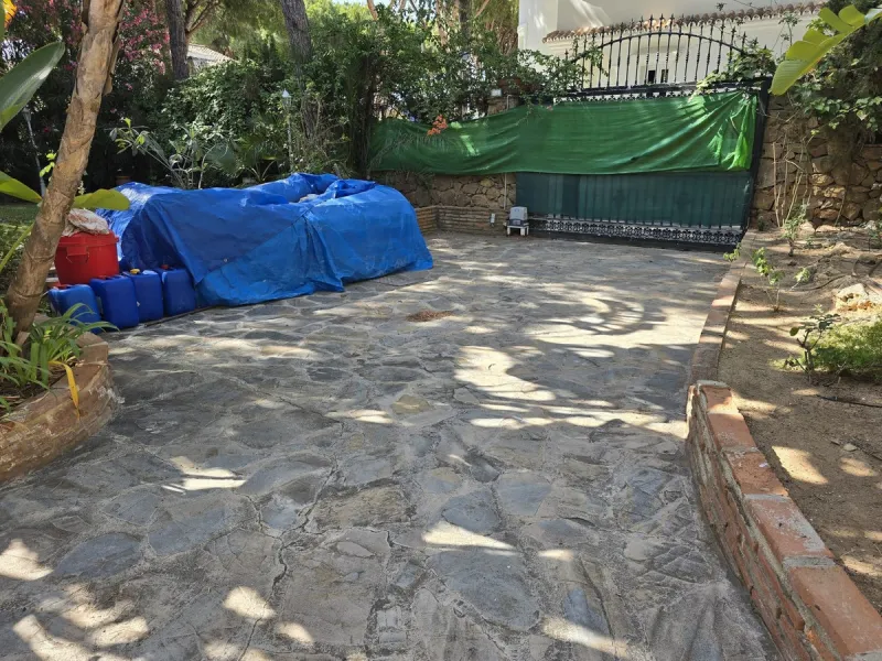 Charming south-facing villa located 400m from amenities and the beach in a prestigious area. The property boasts a large garden, swimming pool, and barbecue area, ideal for gatherings with family or friends. Its bright and spacious interior features a ful