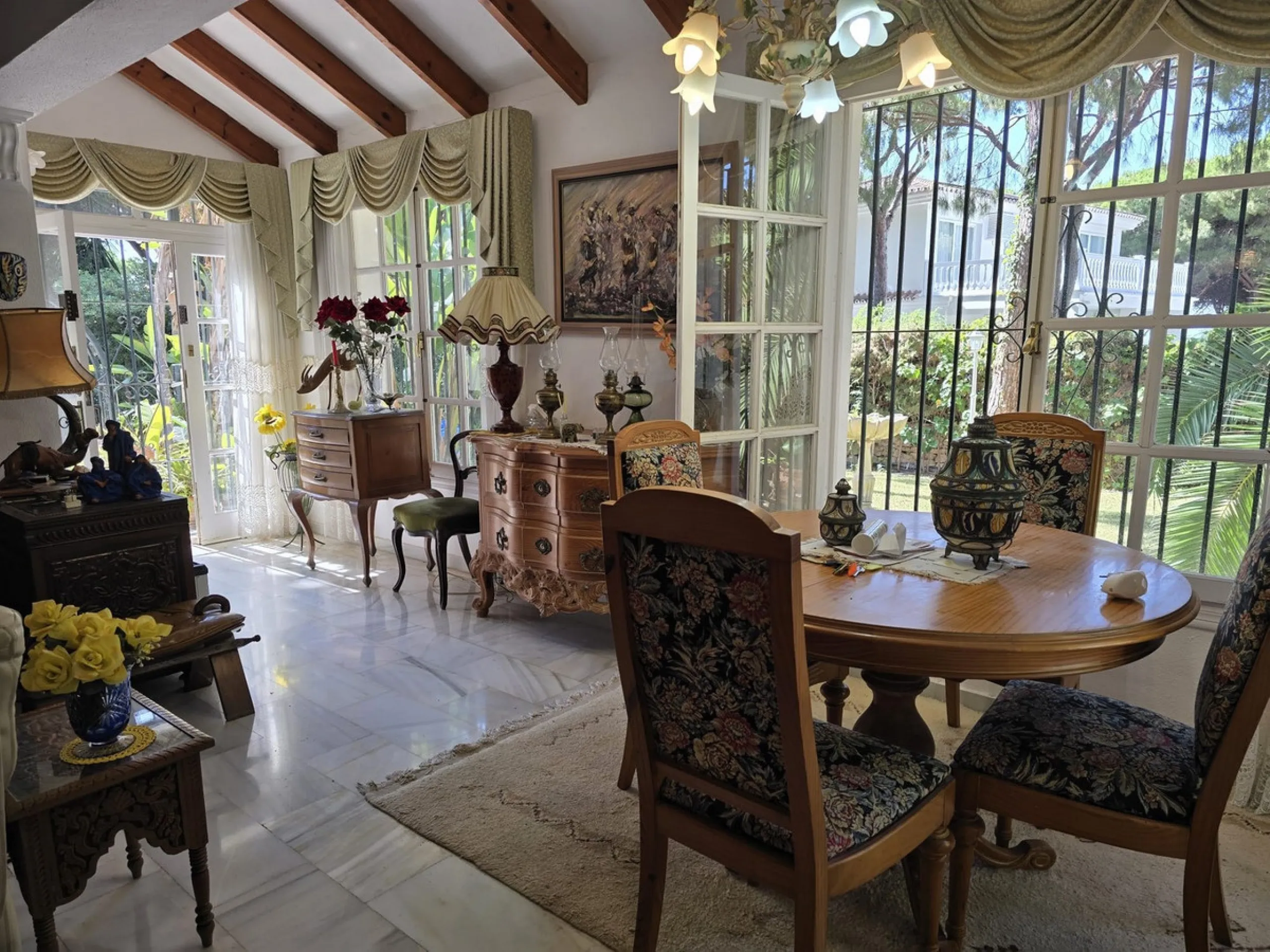 Charming south-facing villa located 400m from amenities and the beach in a prestigious area. The property boasts a large garden, swimming pool, and barbecue area, ideal for gatherings with family or friends. Its bright and spacious interior features a ful