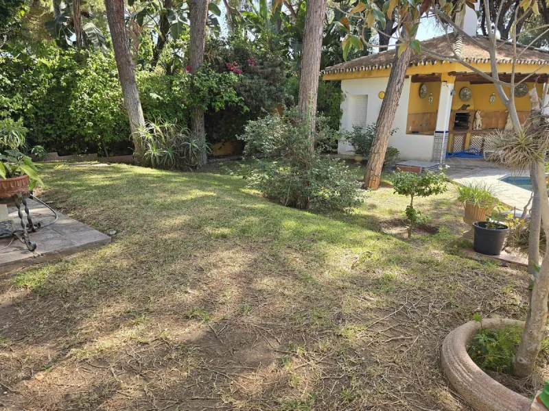 Charming south-facing villa located 400m from amenities and the beach in a prestigious area. The property boasts a large garden, swimming pool, and barbecue area, ideal for gatherings with family or friends. Its bright and spacious interior features a ful