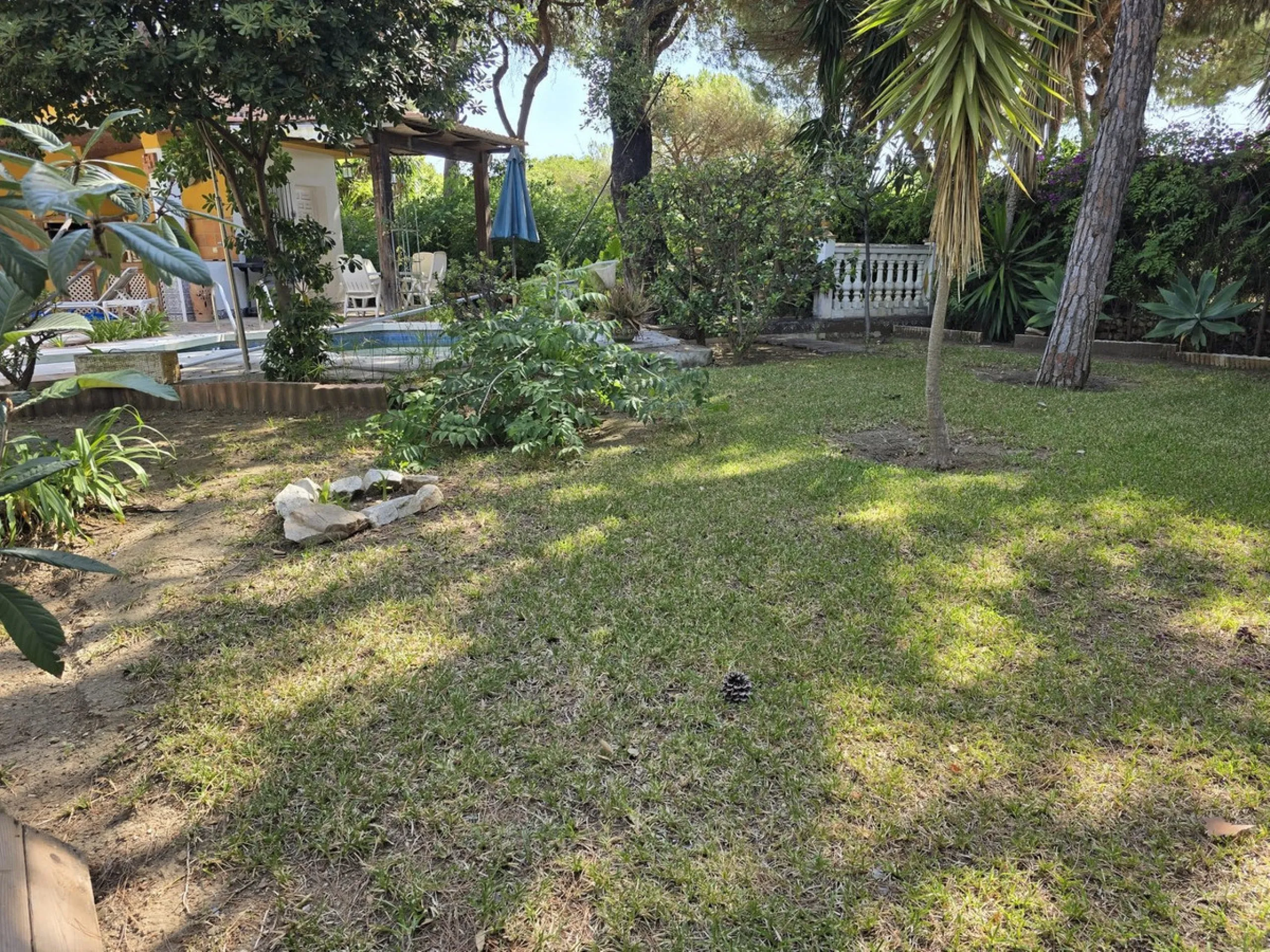 Charming south-facing villa located 400m from amenities and the beach in a prestigious area. The property boasts a large garden, swimming pool, and barbecue area, ideal for gatherings with family or friends. Its bright and spacious interior features a ful
