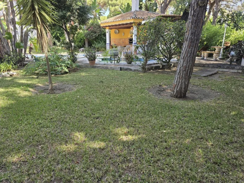 Charming south-facing villa located 400m from amenities and the beach in a prestigious area. The property boasts a large garden, swimming pool, and barbecue area, ideal for gatherings with family or friends. Its bright and spacious interior features a ful
