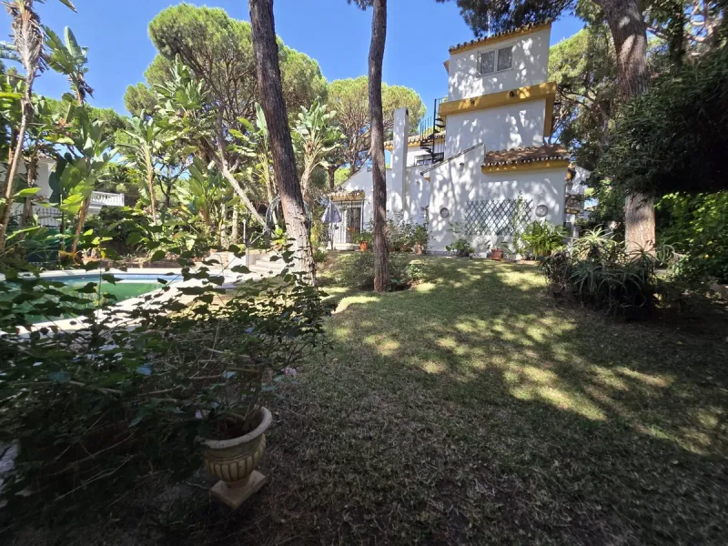 Charming south-facing villa located 400m from amenities and the beach in a prestigious area. The property boasts a large garden, swimming pool, and barbecue area, ideal for gatherings with family or friends. Its bright and spacious interior features a ful