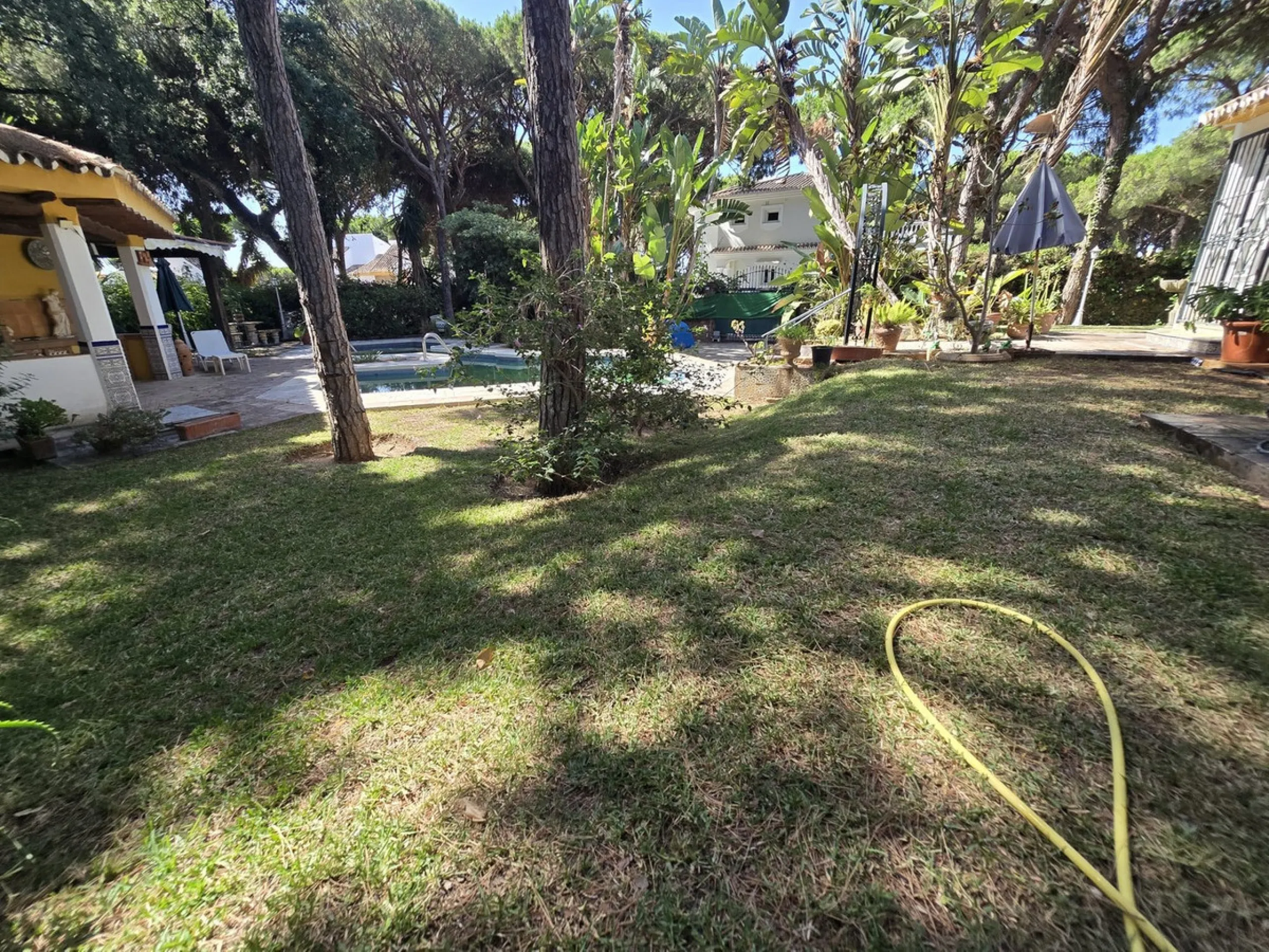 Charming south-facing villa located 400m from amenities and the beach in a prestigious area. The property boasts a large garden, swimming pool, and barbecue area, ideal for gatherings with family or friends. Its bright and spacious interior features a ful