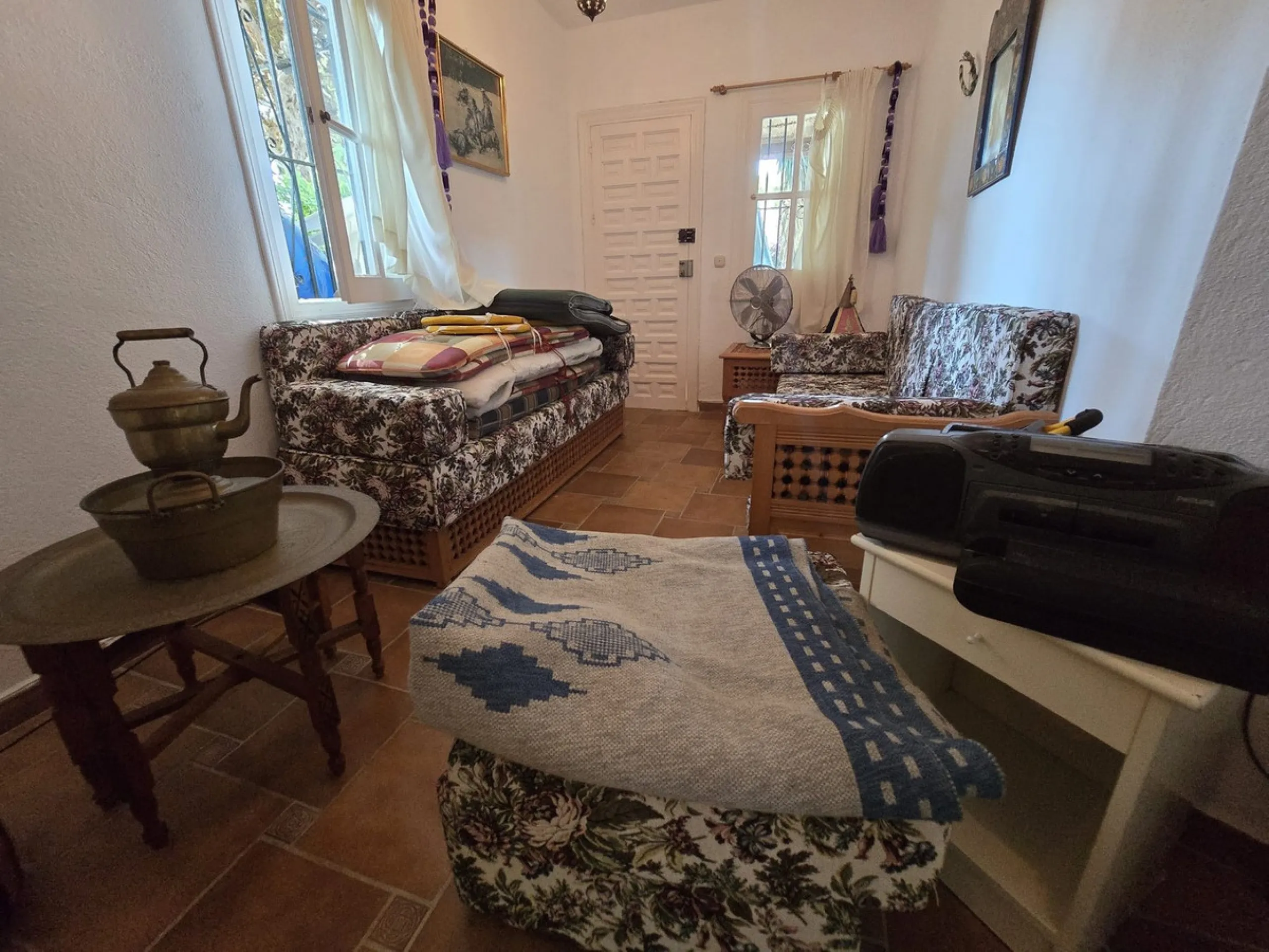 Charming south-facing villa located 400m from amenities and the beach in a prestigious area. The property boasts a large garden, swimming pool, and barbecue area, ideal for gatherings with family or friends. Its bright and spacious interior features a ful