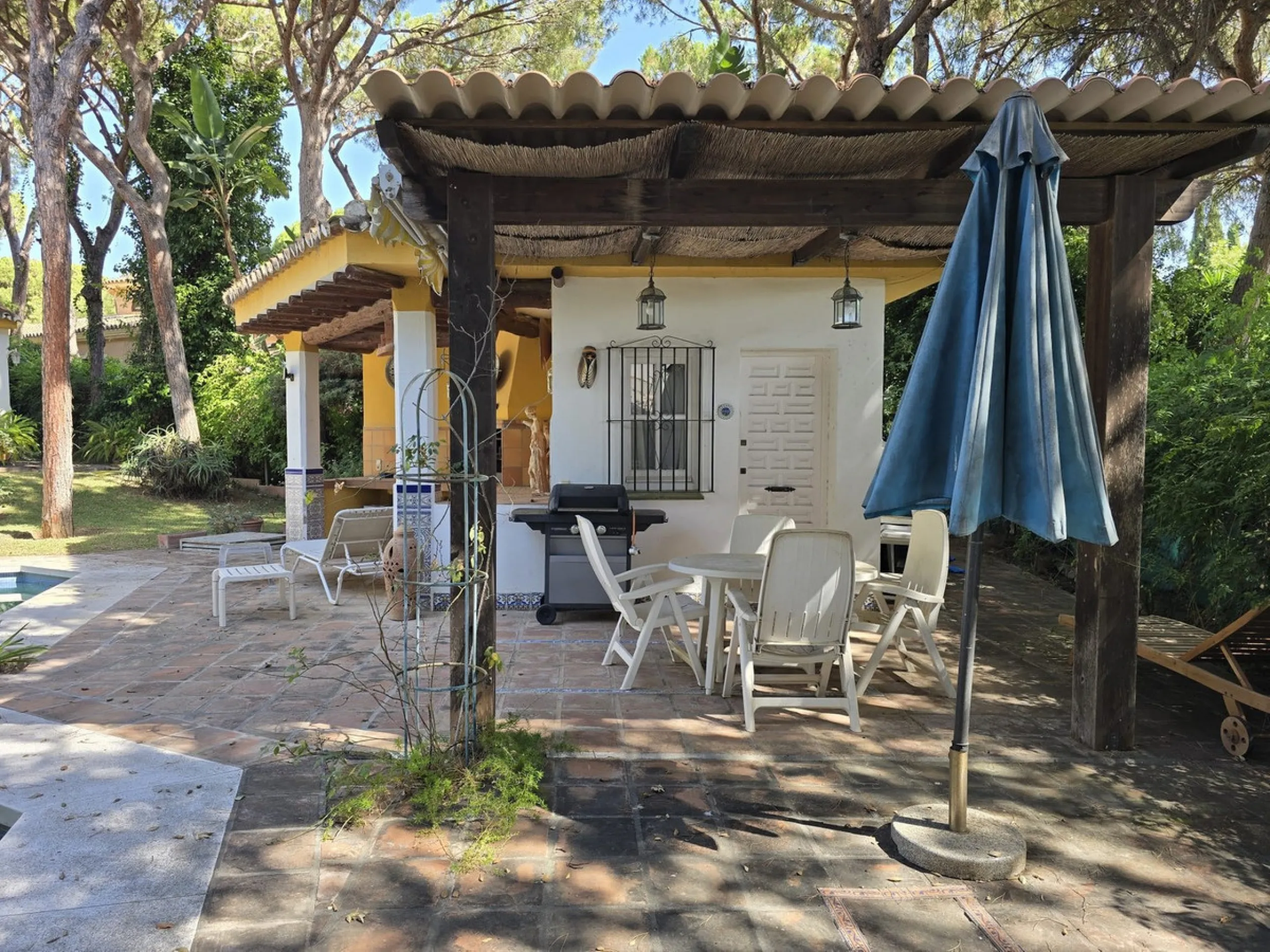Charming south-facing villa located 400m from amenities and the beach in a prestigious area. The property boasts a large garden, swimming pool, and barbecue area, ideal for gatherings with family or friends. Its bright and spacious interior features a ful