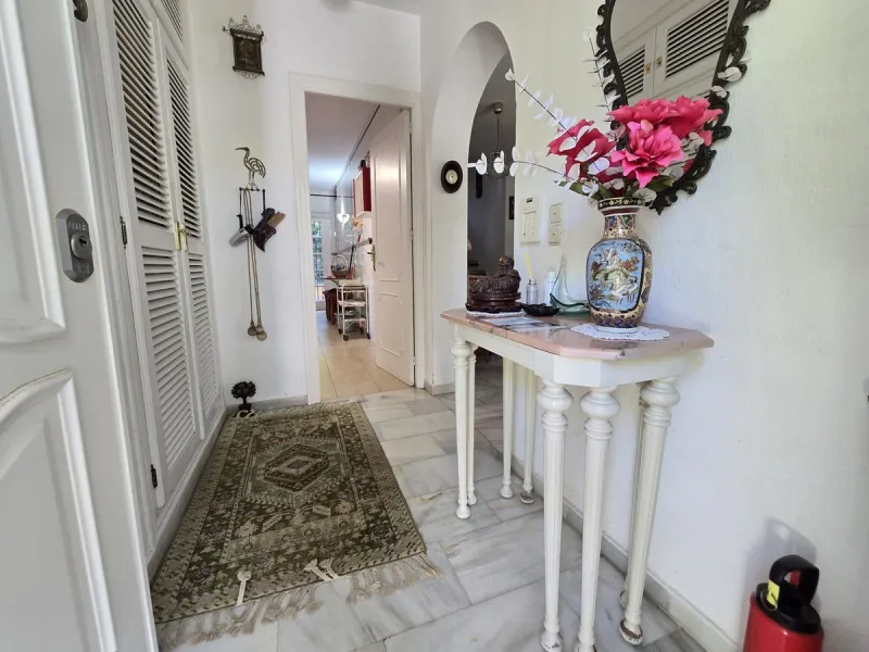 Charming south-facing villa located 400m from amenities and the beach in a prestigious area. The property boasts a large garden, swimming pool, and barbecue area, ideal for gatherings with family or friends. Its bright and spacious interior features a ful