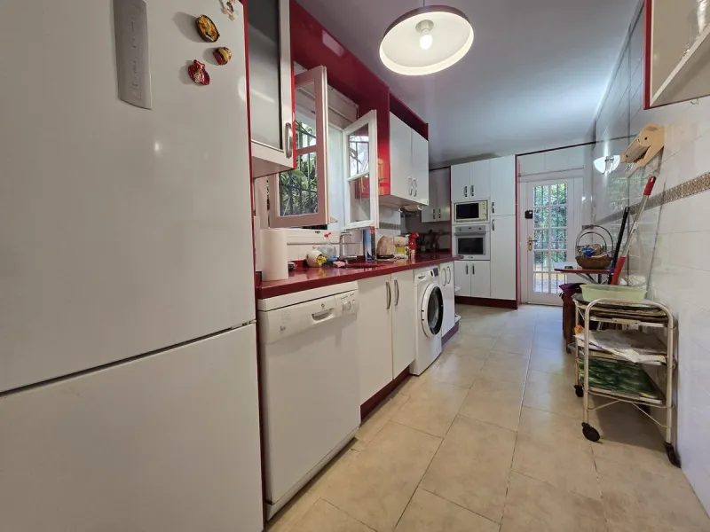 Charming south-facing villa located 400m from amenities and the beach in a prestigious area. The property boasts a large garden, swimming pool, and barbecue area, ideal for gatherings with family or friends. Its bright and spacious interior features a ful