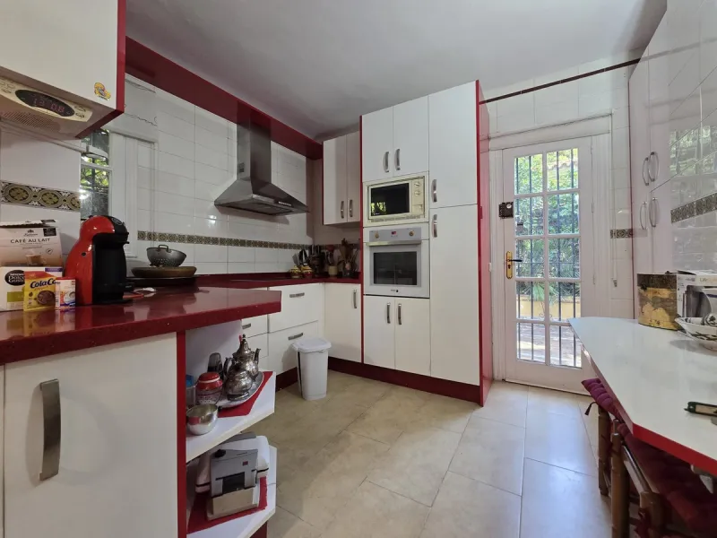 Charming south-facing villa located 400m from amenities and the beach in a prestigious area. The property boasts a large garden, swimming pool, and barbecue area, ideal for gatherings with family or friends. Its bright and spacious interior features a ful