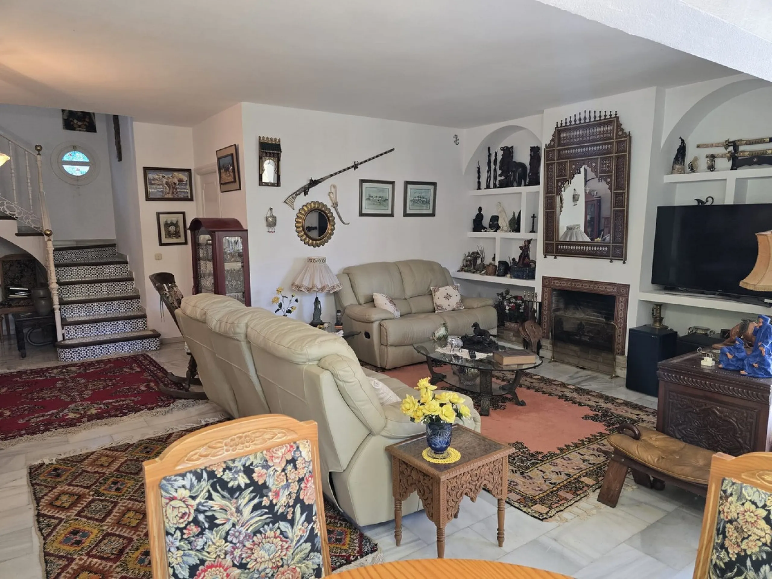 Charming south-facing villa located 400m from amenities and the beach in a prestigious area. The property boasts a large garden, swimming pool, and barbecue area, ideal for gatherings with family or friends. Its bright and spacious interior features a ful
