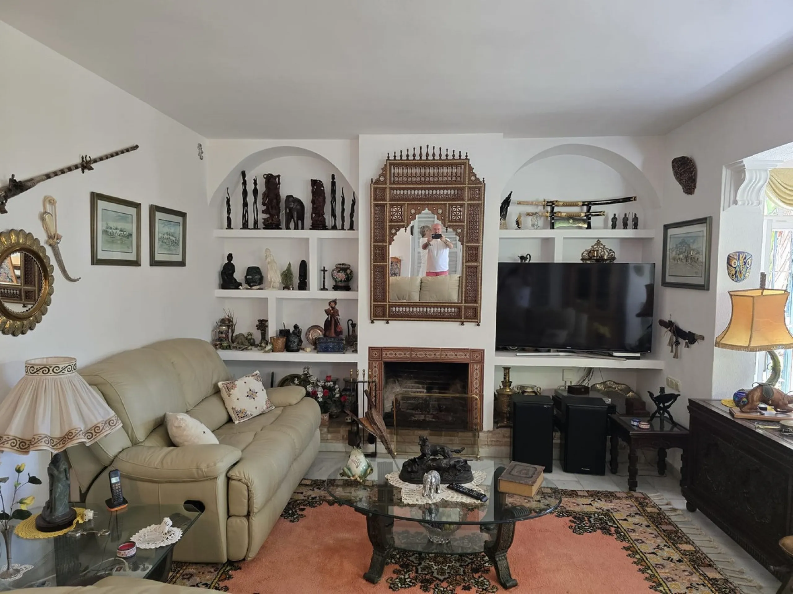 Charming south-facing villa located 400m from amenities and the beach in a prestigious area. The property boasts a large garden, swimming pool, and barbecue area, ideal for gatherings with family or friends. Its bright and spacious interior features a ful