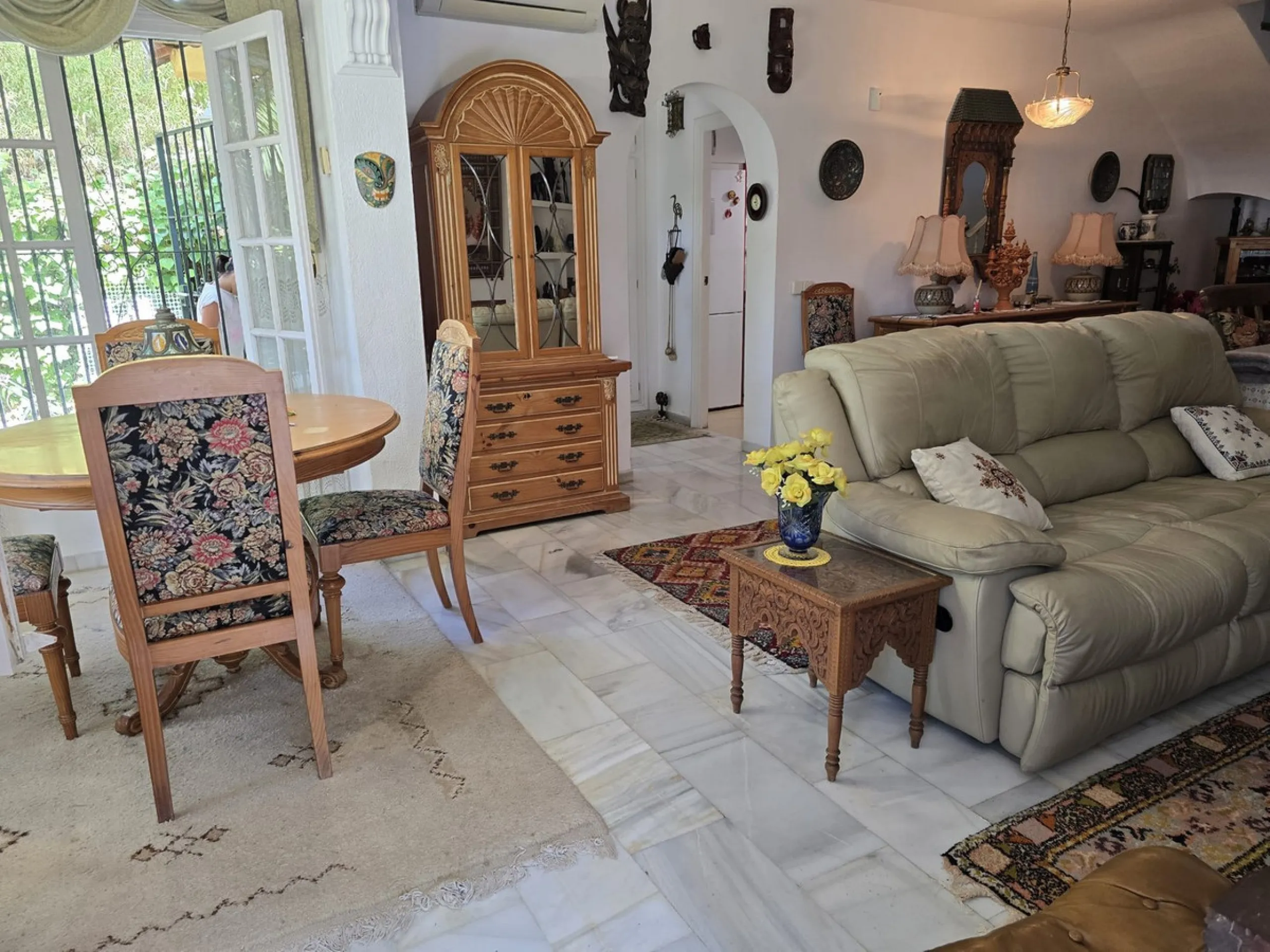 Charming south-facing villa located 400m from amenities and the beach in a prestigious area. The property boasts a large garden, swimming pool, and barbecue area, ideal for gatherings with family or friends. Its bright and spacious interior features a ful