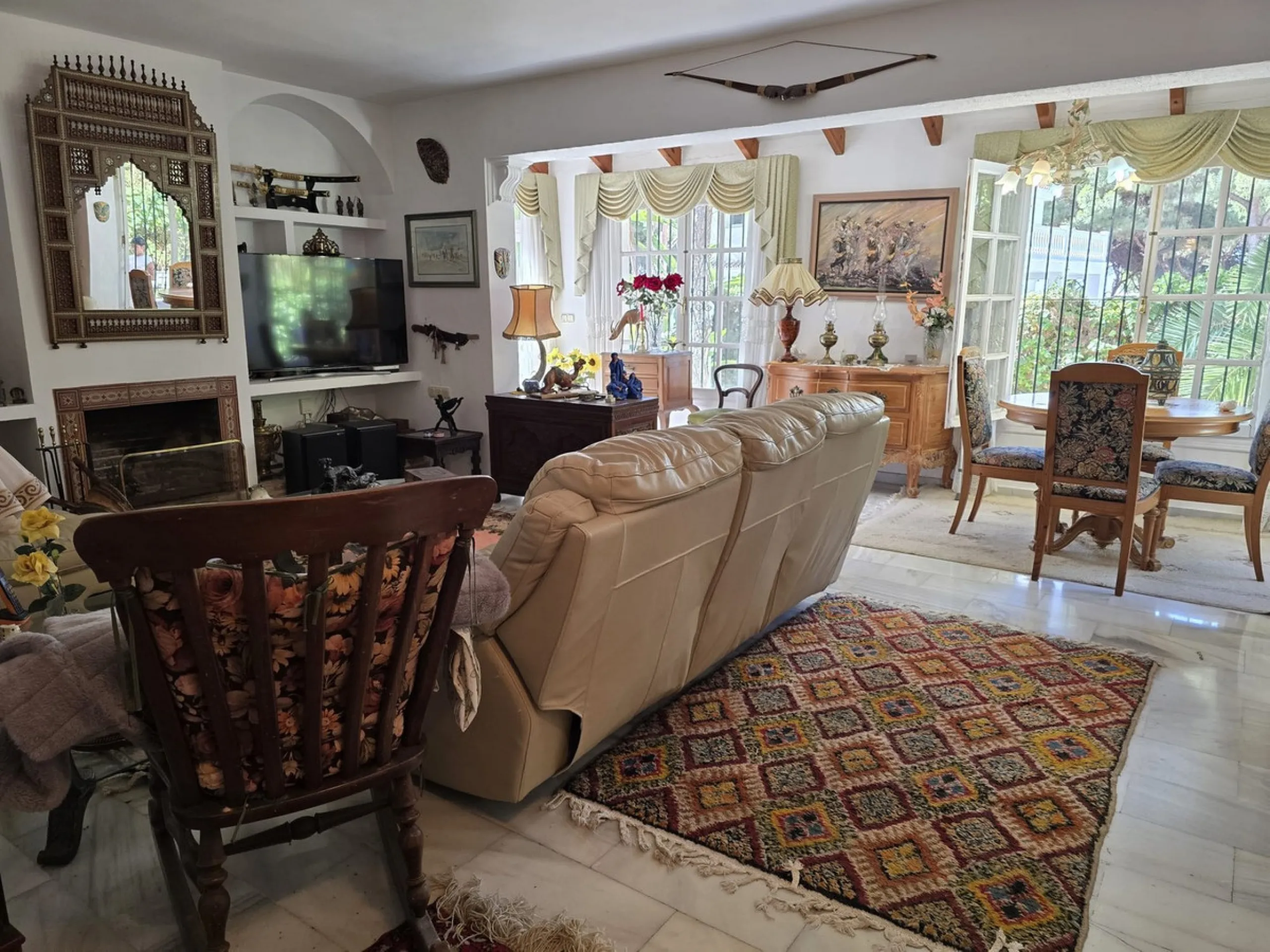 Charming south-facing villa located 400m from amenities and the beach in a prestigious area. The property boasts a large garden, swimming pool, and barbecue area, ideal for gatherings with family or friends. Its bright and spacious interior features a ful