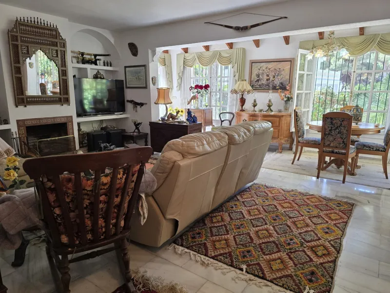 Charming south-facing villa located 400m from amenities and the beach in a prestigious area. The property boasts a large garden, swimming pool, and barbecue area, ideal for gatherings with family or friends. Its bright and spacious interior features a ful