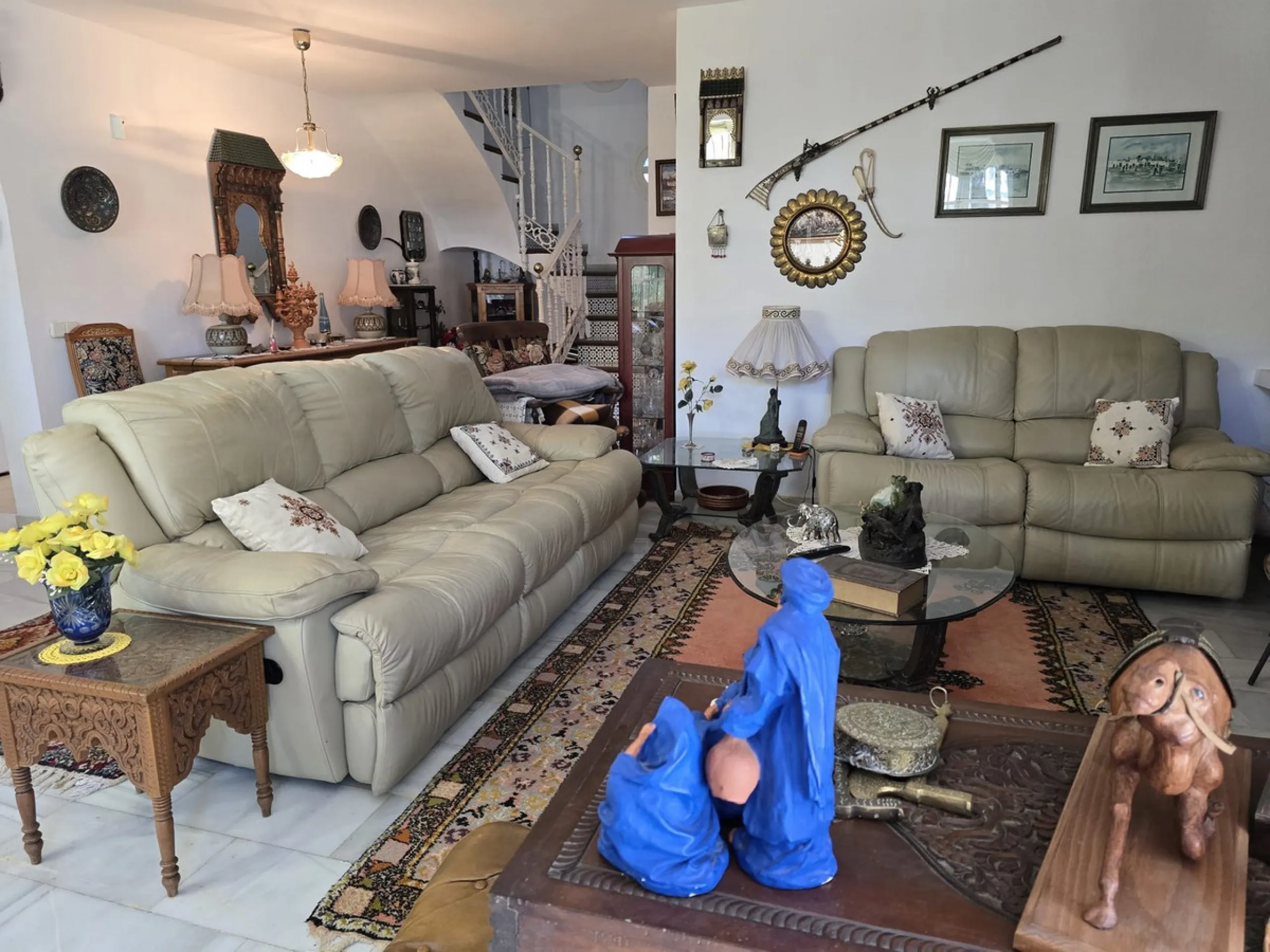 Charming south-facing villa located 400m from amenities and the beach in a prestigious area. The property boasts a large garden, swimming pool, and barbecue area, ideal for gatherings with family or friends. Its bright and spacious interior features a ful