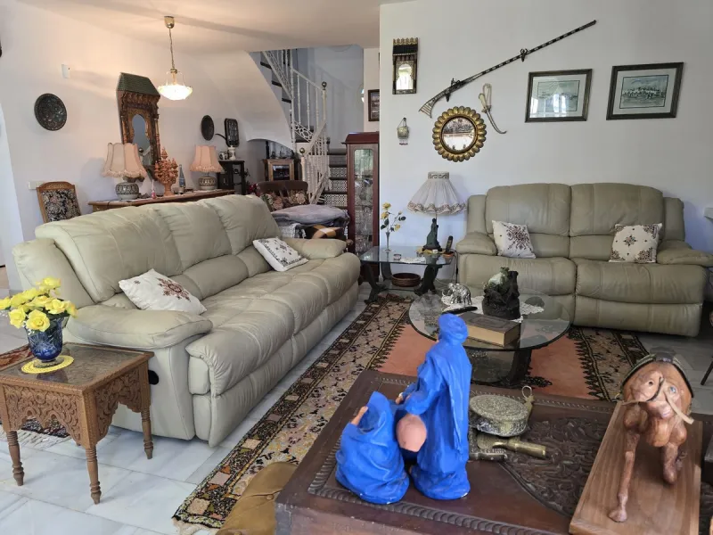 Charming south-facing villa located 400m from amenities and the beach in a prestigious area. The property boasts a large garden, swimming pool, and barbecue area, ideal for gatherings with family or friends. Its bright and spacious interior features a ful