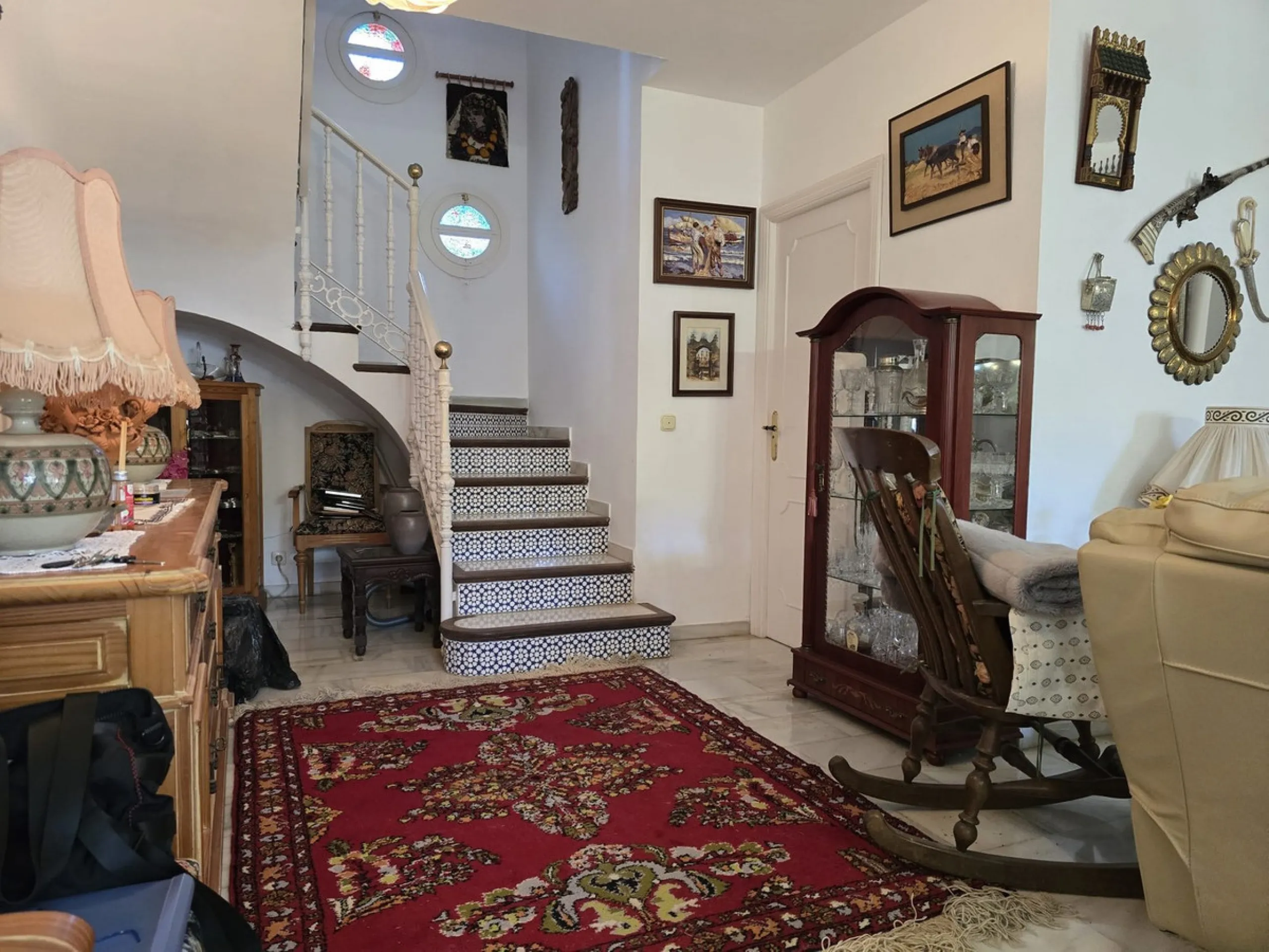 Charming south-facing villa located 400m from amenities and the beach in a prestigious area. The property boasts a large garden, swimming pool, and barbecue area, ideal for gatherings with family or friends. Its bright and spacious interior features a ful