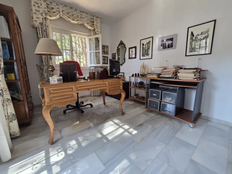 Charming south-facing villa located 400m from amenities and the beach in a prestigious area. The property boasts a large garden, swimming pool, and barbecue area, ideal for gatherings with family or friends. Its bright and spacious interior features a ful