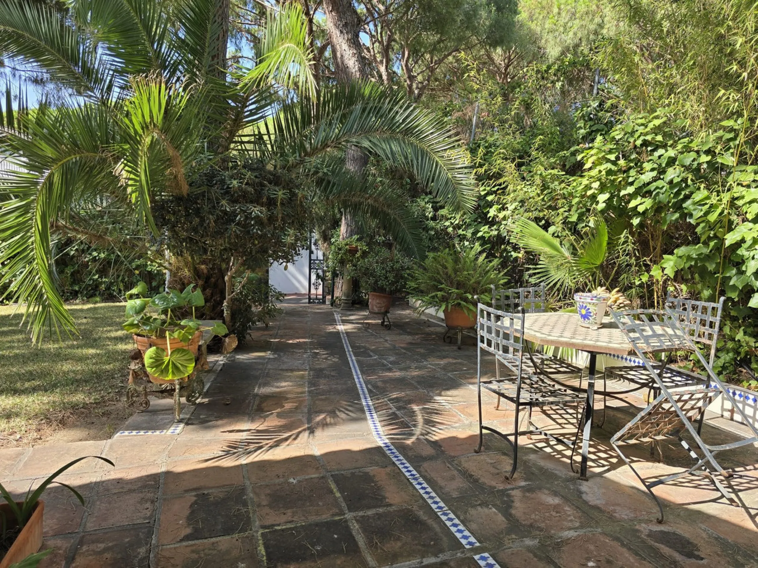 Charming south-facing villa located 400m from amenities and the beach in a prestigious area. The property boasts a large garden, swimming pool, and barbecue area, ideal for gatherings with family or friends. Its bright and spacious interior features a ful