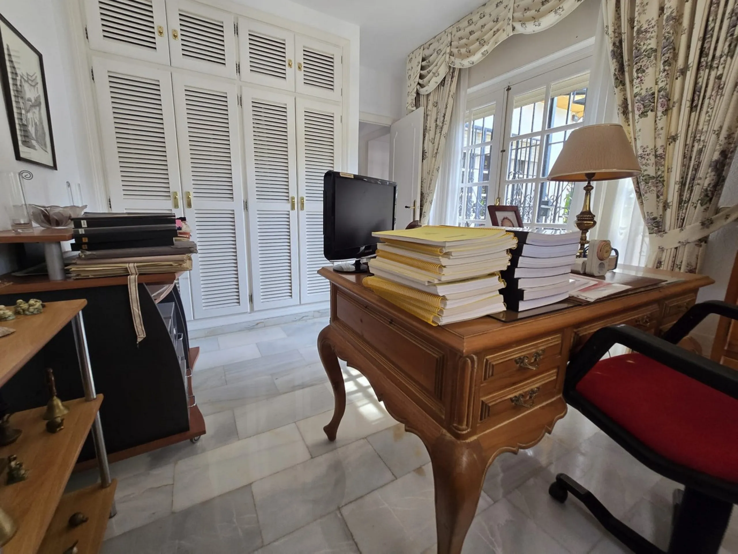 Charming south-facing villa located 400m from amenities and the beach in a prestigious area. The property boasts a large garden, swimming pool, and barbecue area, ideal for gatherings with family or friends. Its bright and spacious interior features a ful