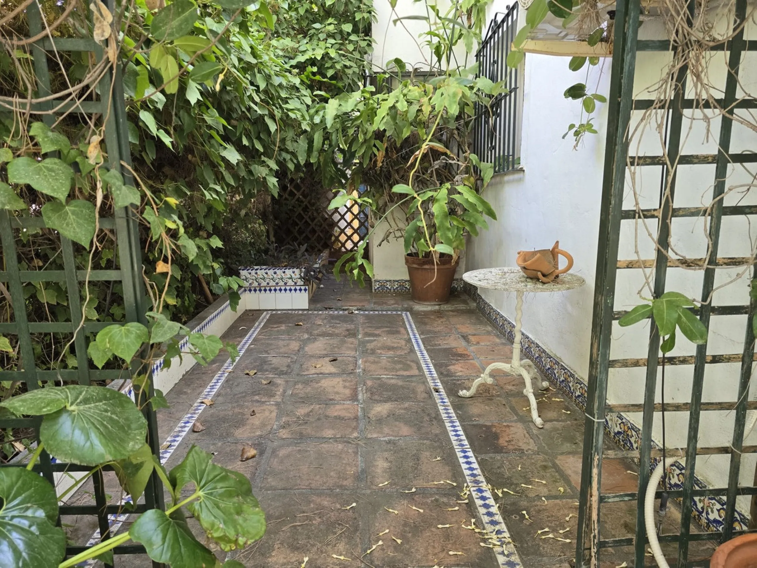 Charming south-facing villa located 400m from amenities and the beach in a prestigious area. The property boasts a large garden, swimming pool, and barbecue area, ideal for gatherings with family or friends. Its bright and spacious interior features a ful