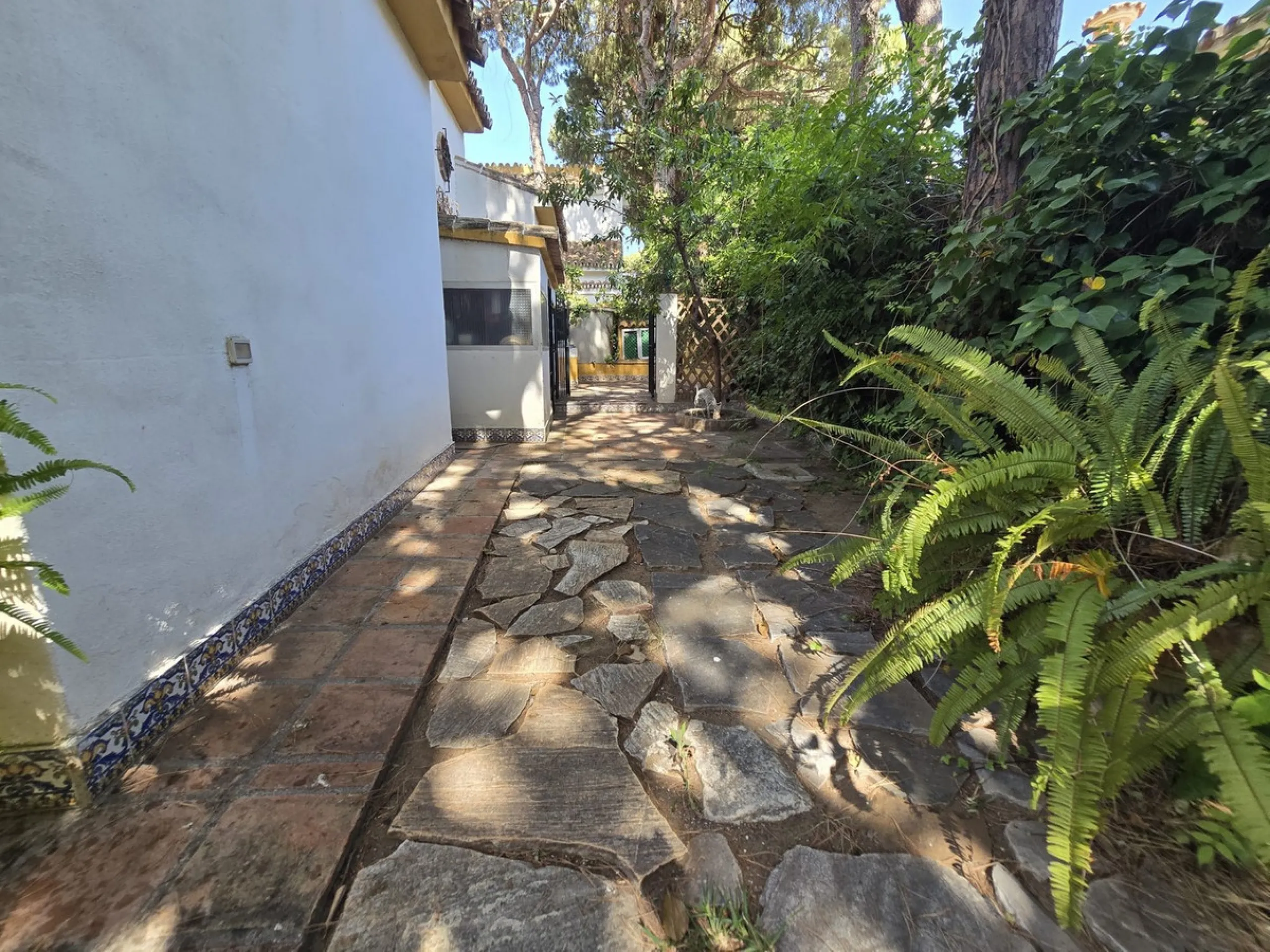 Charming south-facing villa located 400m from amenities and the beach in a prestigious area. The property boasts a large garden, swimming pool, and barbecue area, ideal for gatherings with family or friends. Its bright and spacious interior features a ful