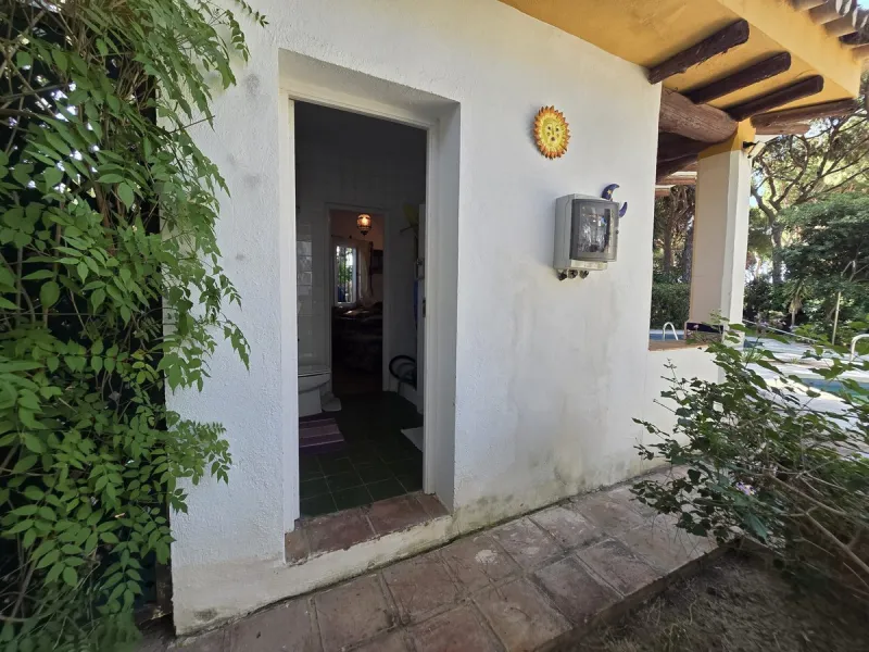 Charming south-facing villa located 400m from amenities and the beach in a prestigious area. The property boasts a large garden, swimming pool, and barbecue area, ideal for gatherings with family or friends. Its bright and spacious interior features a ful