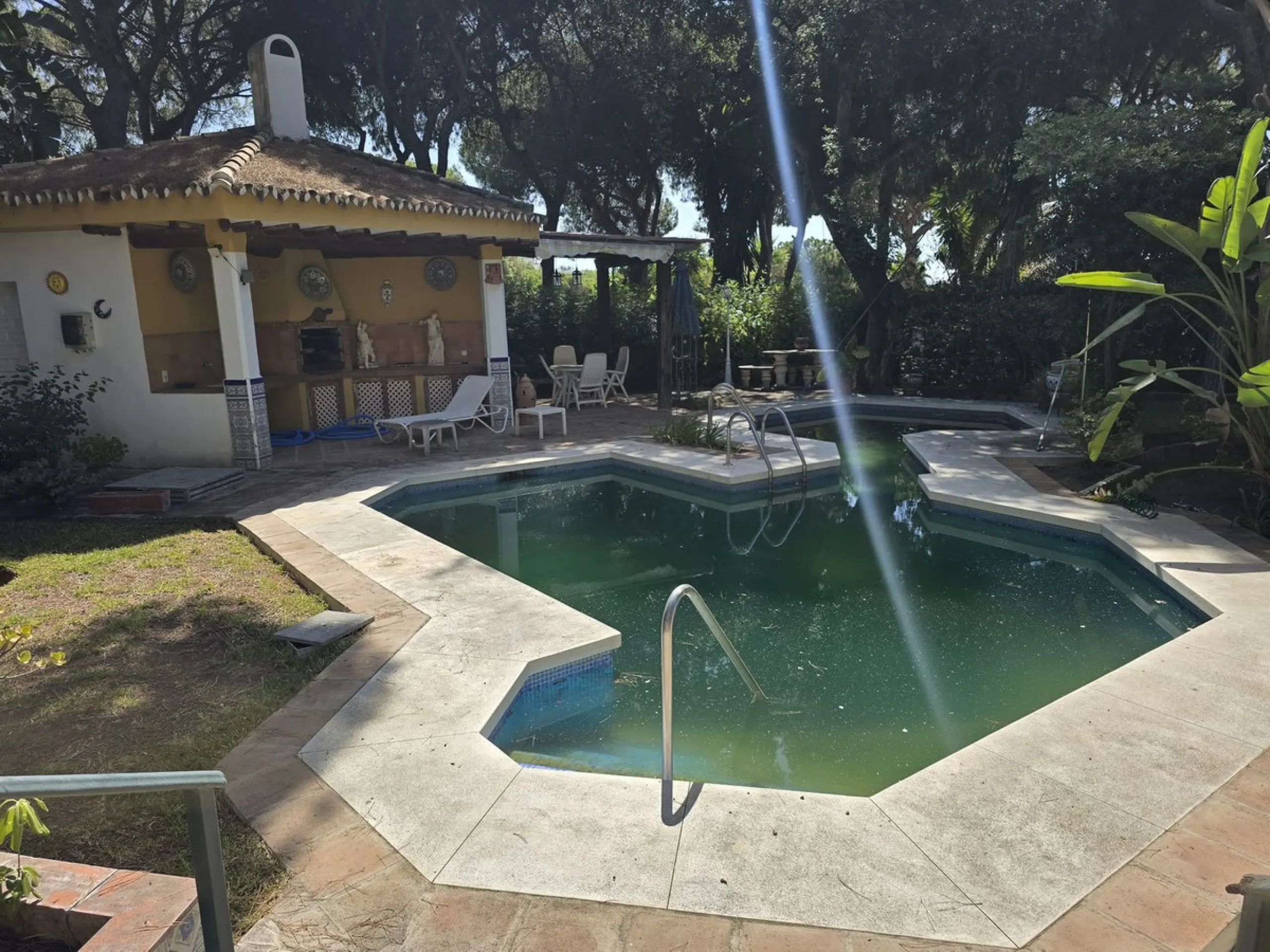 Charming south-facing villa located 400m from amenities and the beach in a prestigious area. The property boasts a large garden, swimming pool, and barbecue area, ideal for gatherings with family or friends. Its bright and spacious interior features a ful