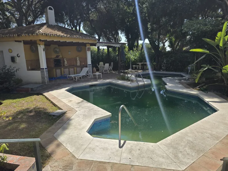 Charming south-facing villa located 400m from amenities and the beach in a prestigious area. The property boasts a large garden, swimming pool, and barbecue area, ideal for gatherings with family or friends. Its bright and spacious interior features a ful