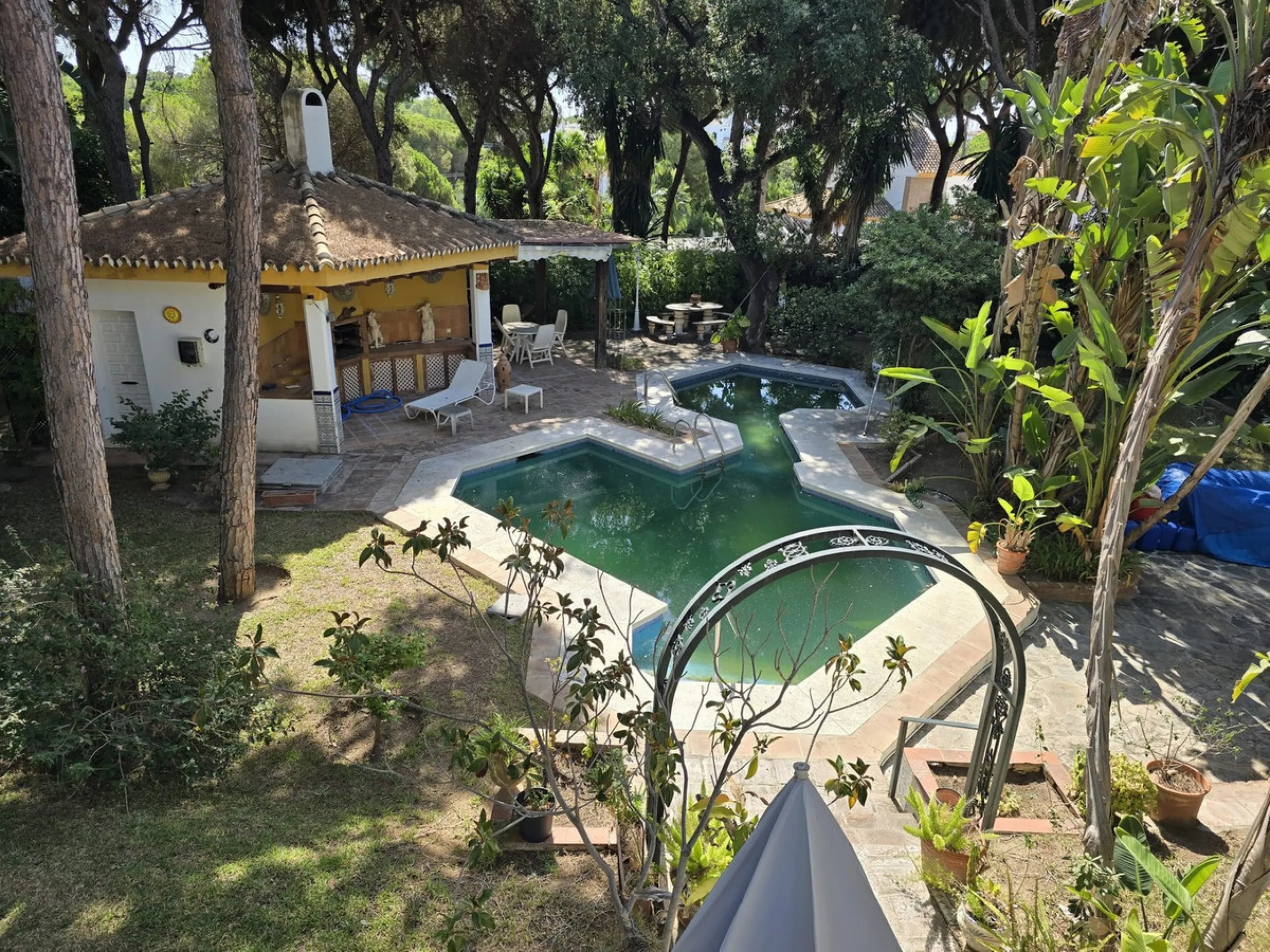 Charming south-facing villa located 400m from amenities and the beach in a prestigious area. The property boasts a large garden, swimming pool, and barbecue area, ideal for gatherings with family or friends. Its bright and spacious interior features a ful