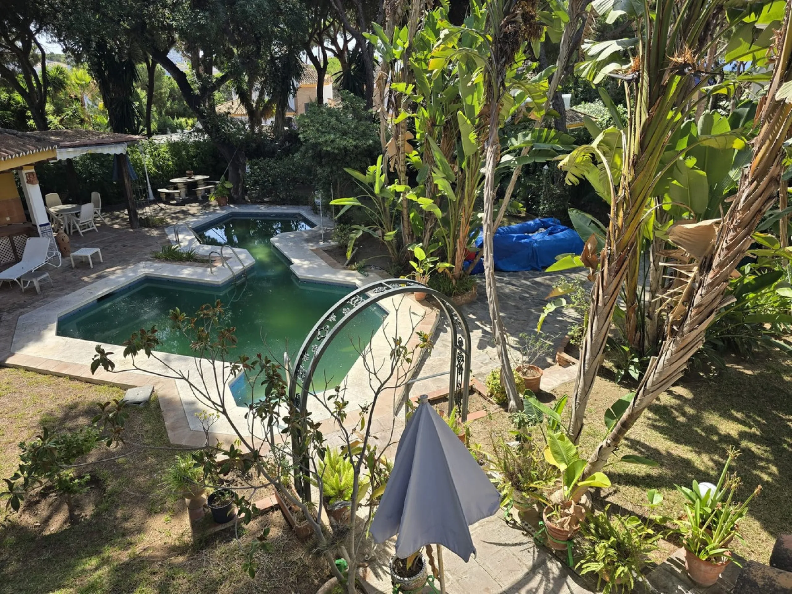 Charming south-facing villa located 400m from amenities and the beach in a prestigious area. The property boasts a large garden, swimming pool, and barbecue area, ideal for gatherings with family or friends. Its bright and spacious interior features a ful