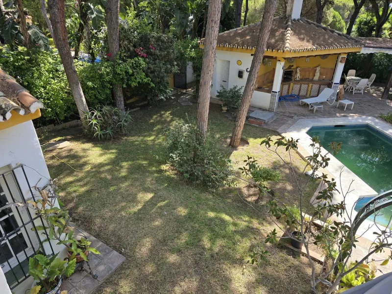 Charming south-facing villa located 400m from amenities and the beach in a prestigious area. The property boasts a large garden, swimming pool, and barbecue area, ideal for gatherings with family or friends. Its bright and spacious interior features a ful