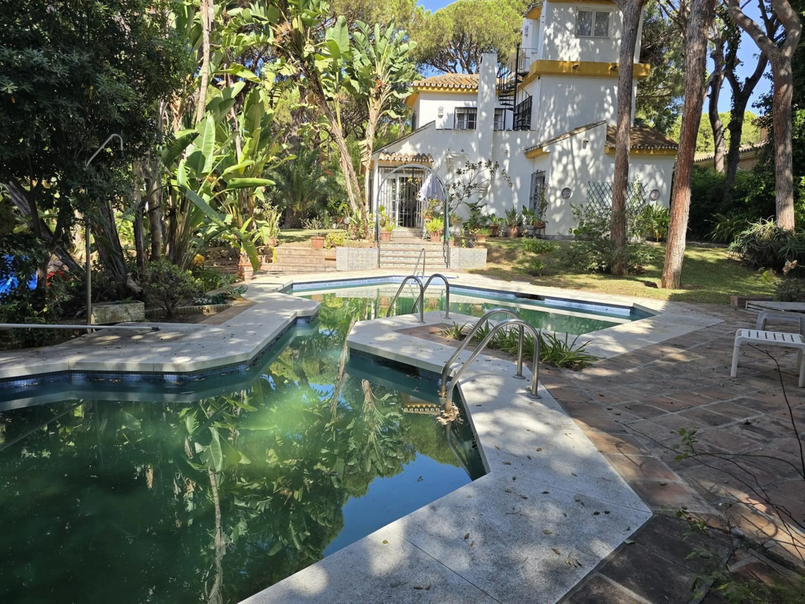 Charming south-facing villa located 400m from amenities and the beach in a prestigious area. The property boasts a large garden, swimming pool, and barbecue area, ideal for gatherings with family or friends. Its bright and spacious interior features a ful