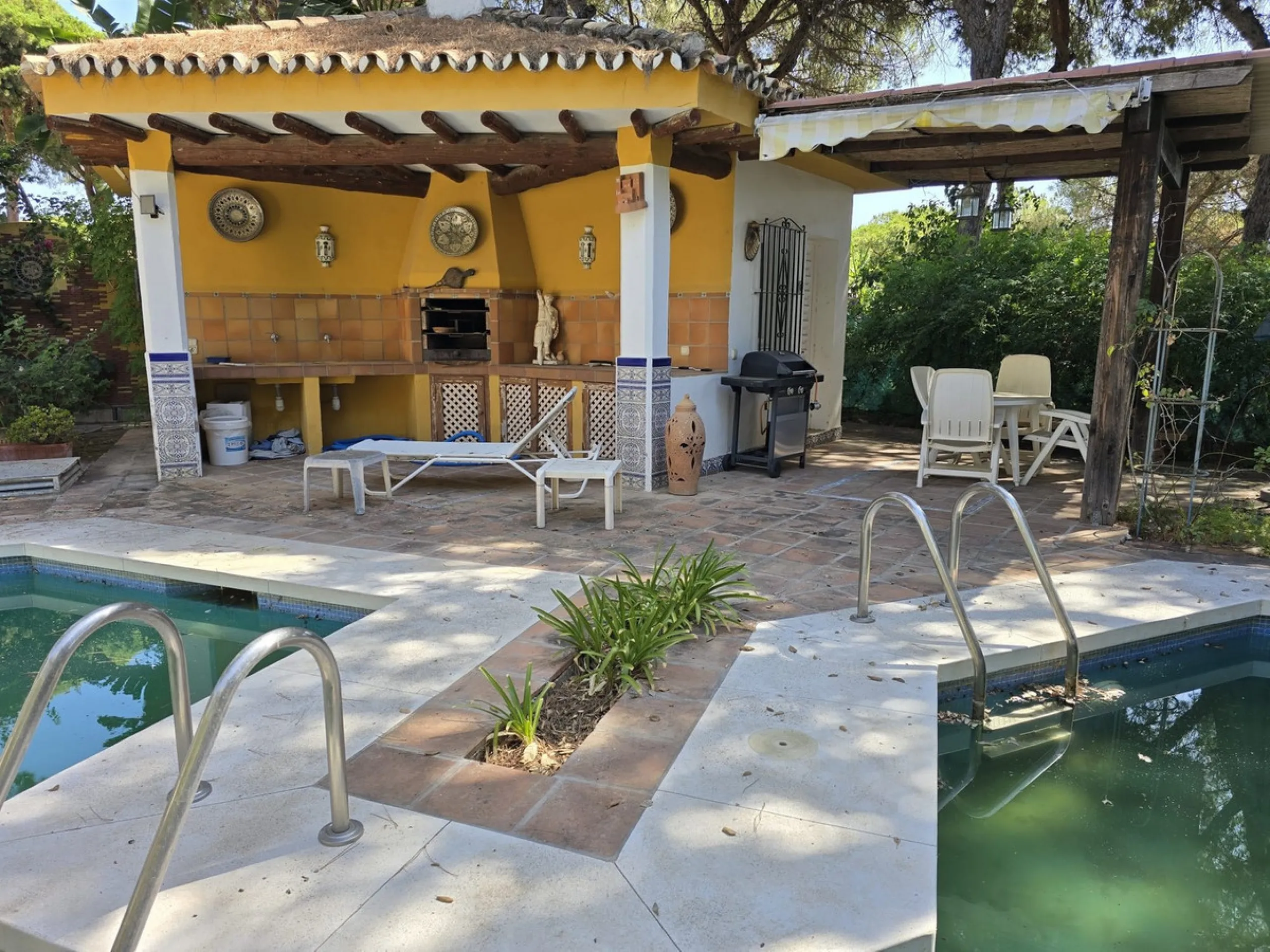 Charming south-facing villa located 400m from amenities and the beach in a prestigious area. The property boasts a large garden, swimming pool, and barbecue area, ideal for gatherings with family or friends. Its bright and spacious interior features a ful