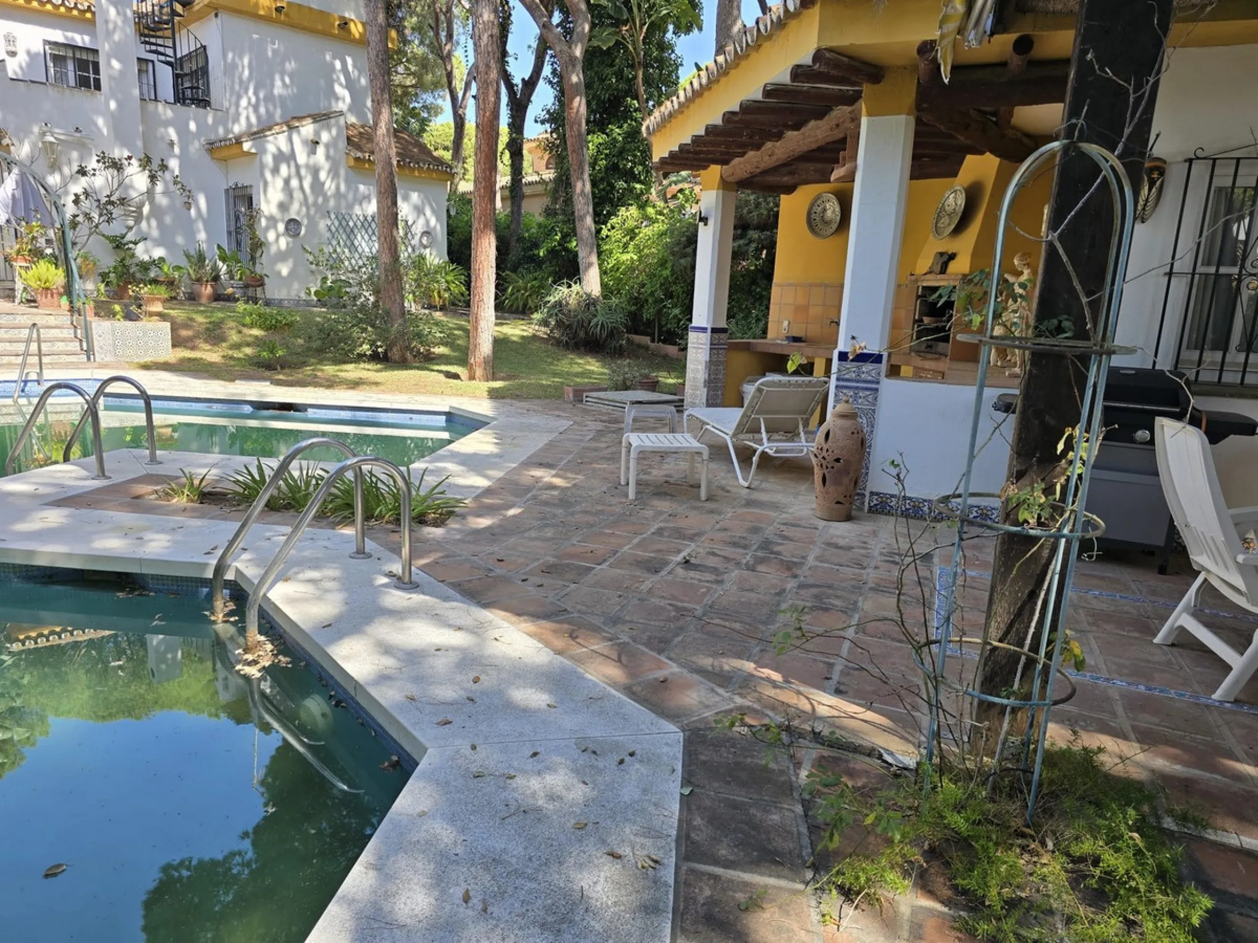 Charming south-facing villa located 400m from amenities and the beach in a prestigious area. The property boasts a large garden, swimming pool, and barbecue area, ideal for gatherings with family or friends. Its bright and spacious interior features a ful