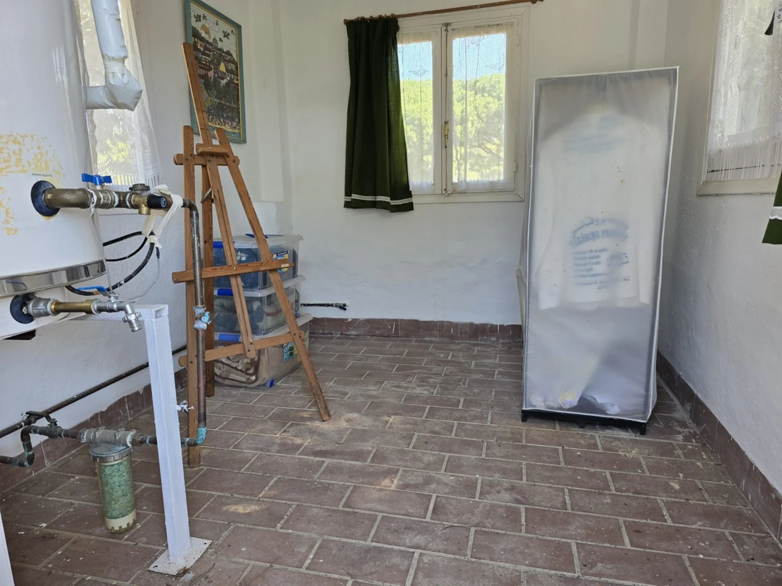 Charming south-facing villa located 400m from amenities and the beach in a prestigious area. The property boasts a large garden, swimming pool, and barbecue area, ideal for gatherings with family or friends. Its bright and spacious interior features a ful