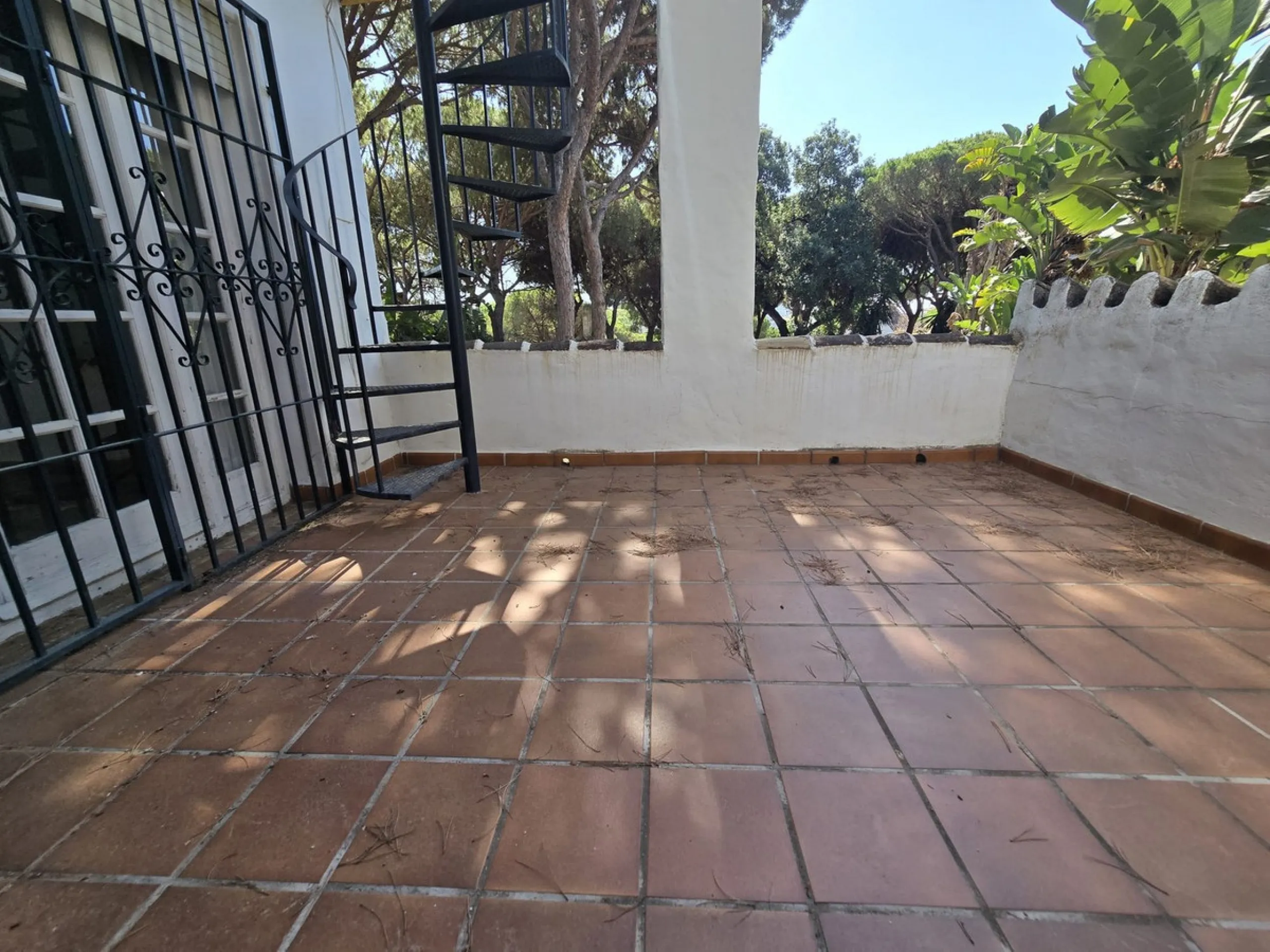 Charming south-facing villa located 400m from amenities and the beach in a prestigious area. The property boasts a large garden, swimming pool, and barbecue area, ideal for gatherings with family or friends. Its bright and spacious interior features a ful