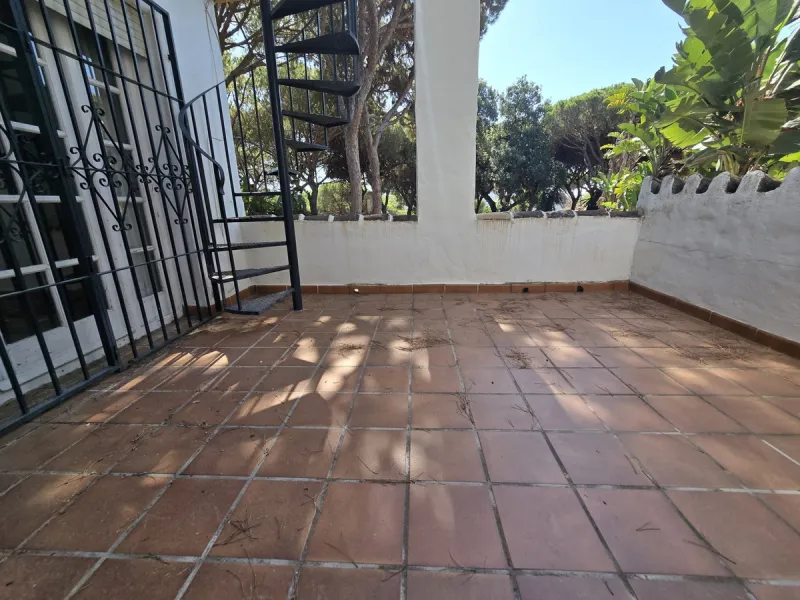Charming south-facing villa located 400m from amenities and the beach in a prestigious area. The property boasts a large garden, swimming pool, and barbecue area, ideal for gatherings with family or friends. Its bright and spacious interior features a ful