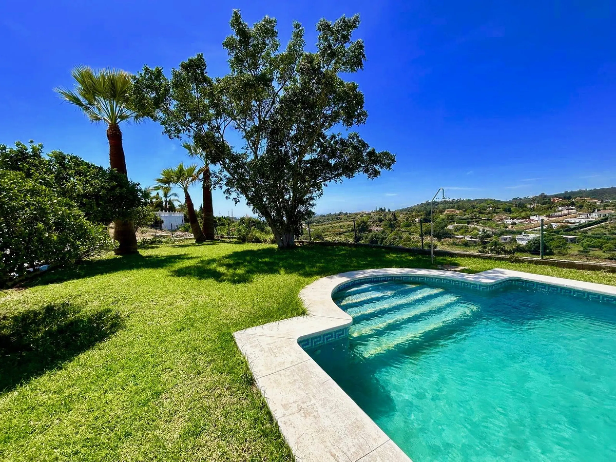 House - Finca - Cortijo в продаже в Estepona, Málaga. В доме 3 спален и 3 ванных комнат. Площадь дома 165 м². Площадь участка 4428 м²