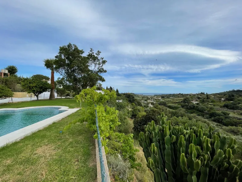 House - Finca - Cortijo в продаже в Estepona, Málaga. В доме 3 спален и 3 ванных комнат. Площадь дома 165 м². Площадь участка 4428 м²